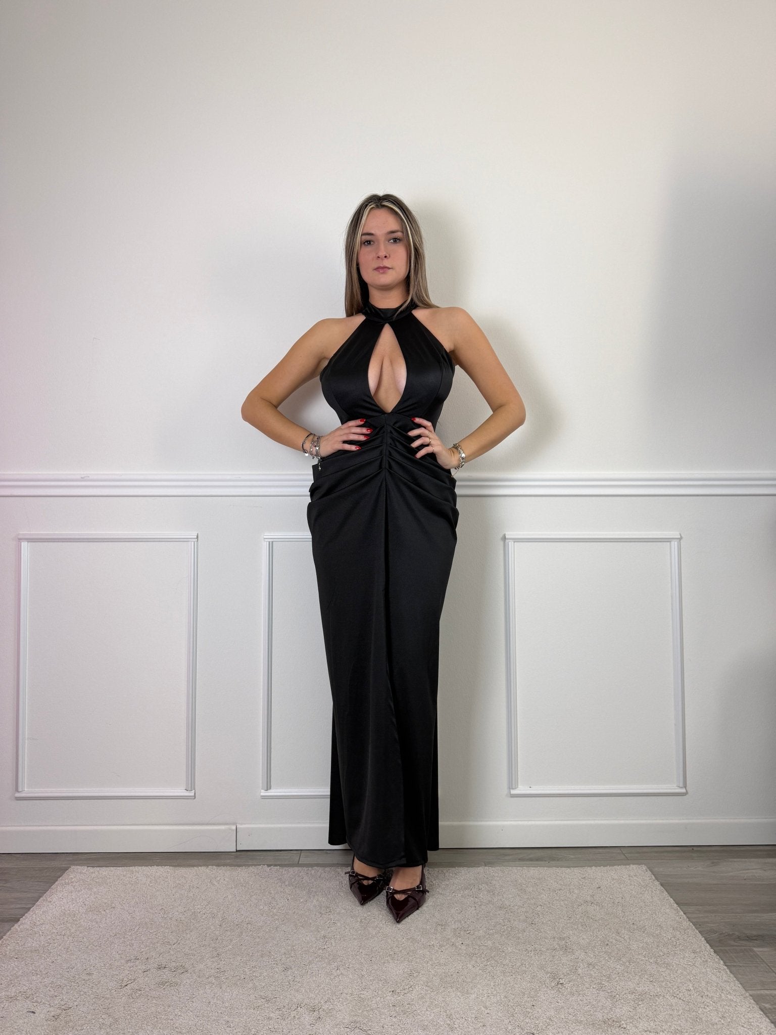 Vestito lungo in raso con scollo all’americana, scollatura a goccia e drappeggio sui fianchi effetto bombè - Follie by Alice