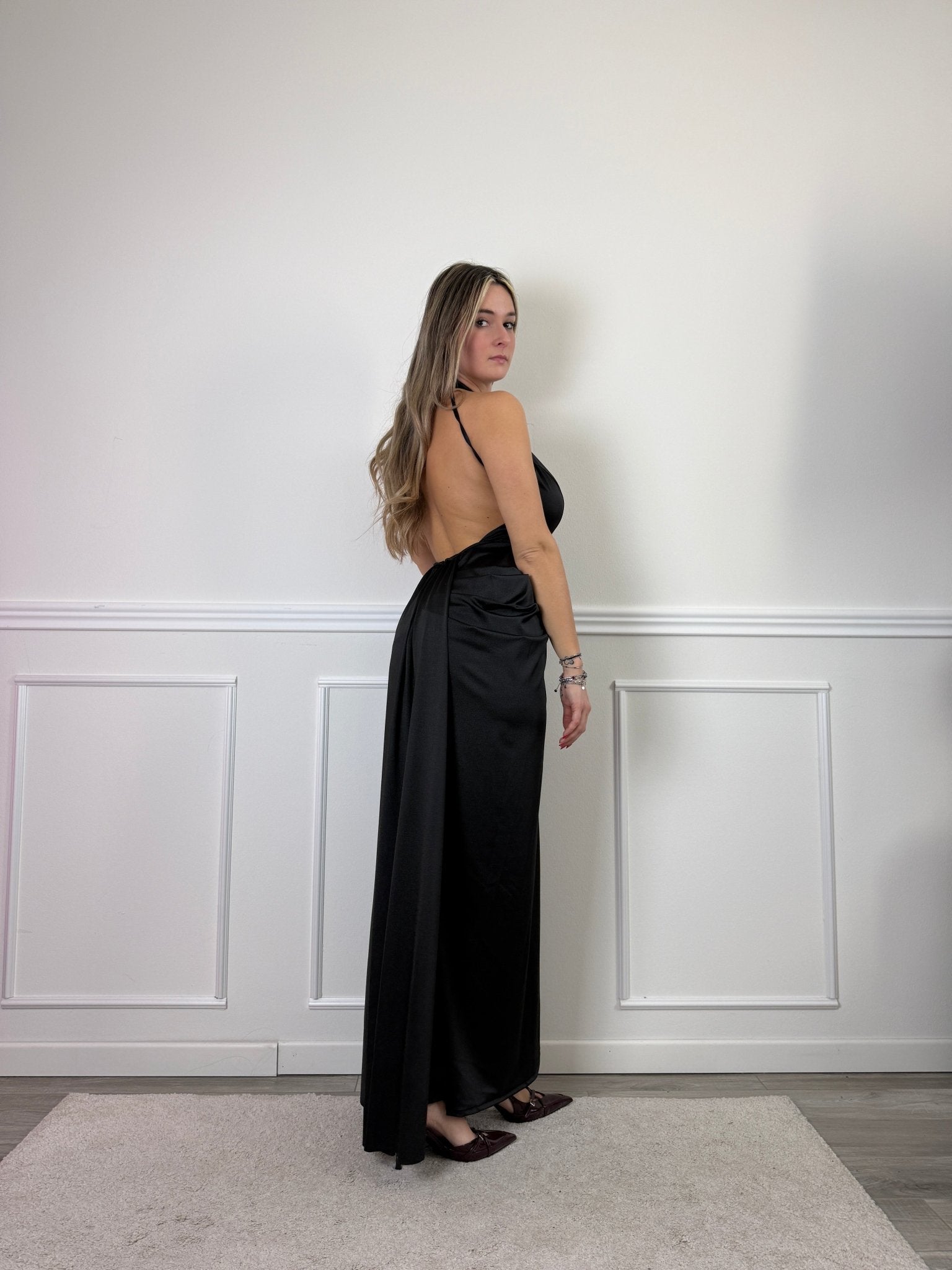 Vestito lungo in raso con scollo all’americana, scollatura a goccia e drappeggio sui fianchi effetto bombè - Follie by Alice