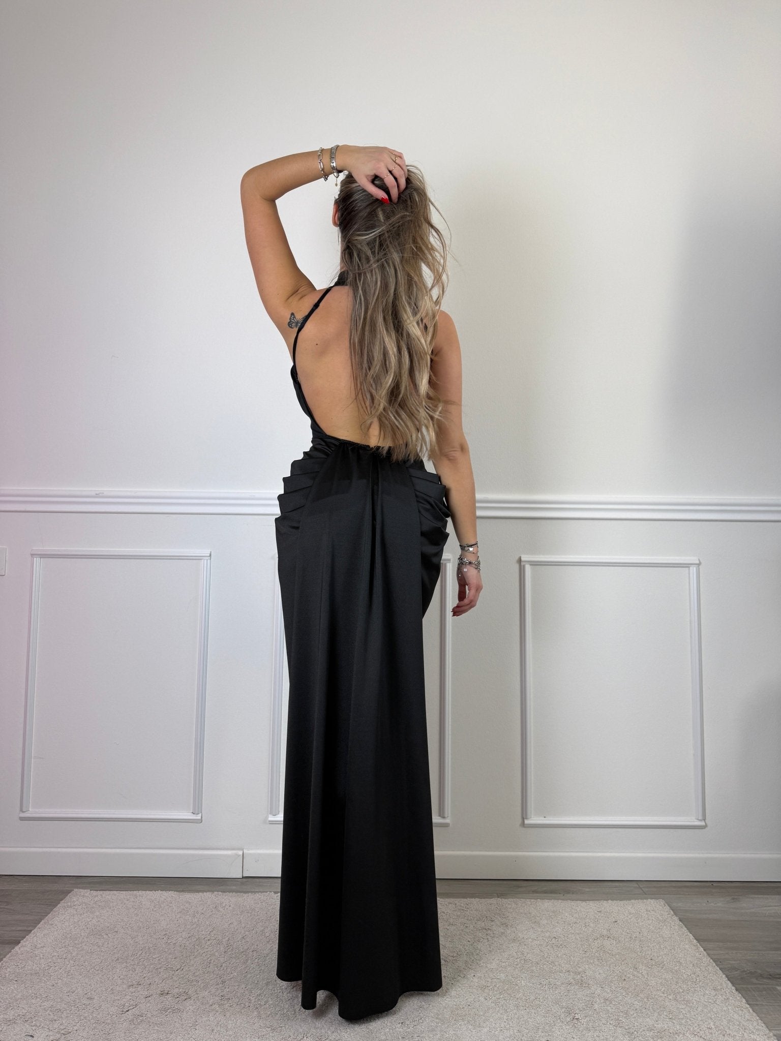 Vestito lungo in raso con scollo all’americana, scollatura a goccia e drappeggio sui fianchi effetto bombè - Follie by Alice