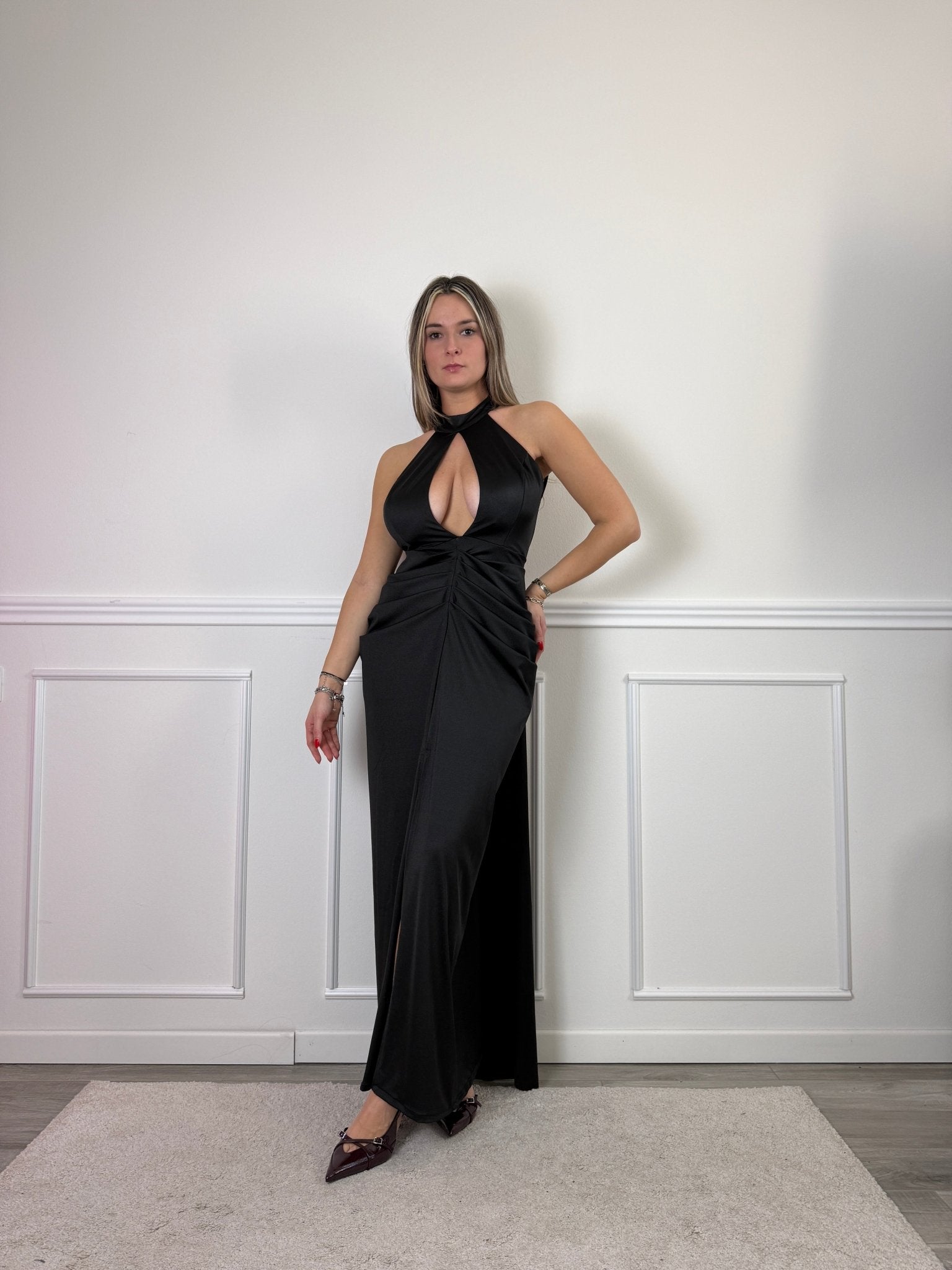 Vestito lungo in raso con scollo all’americana, scollatura a goccia e drappeggio sui fianchi effetto bombè - Follie by Alice