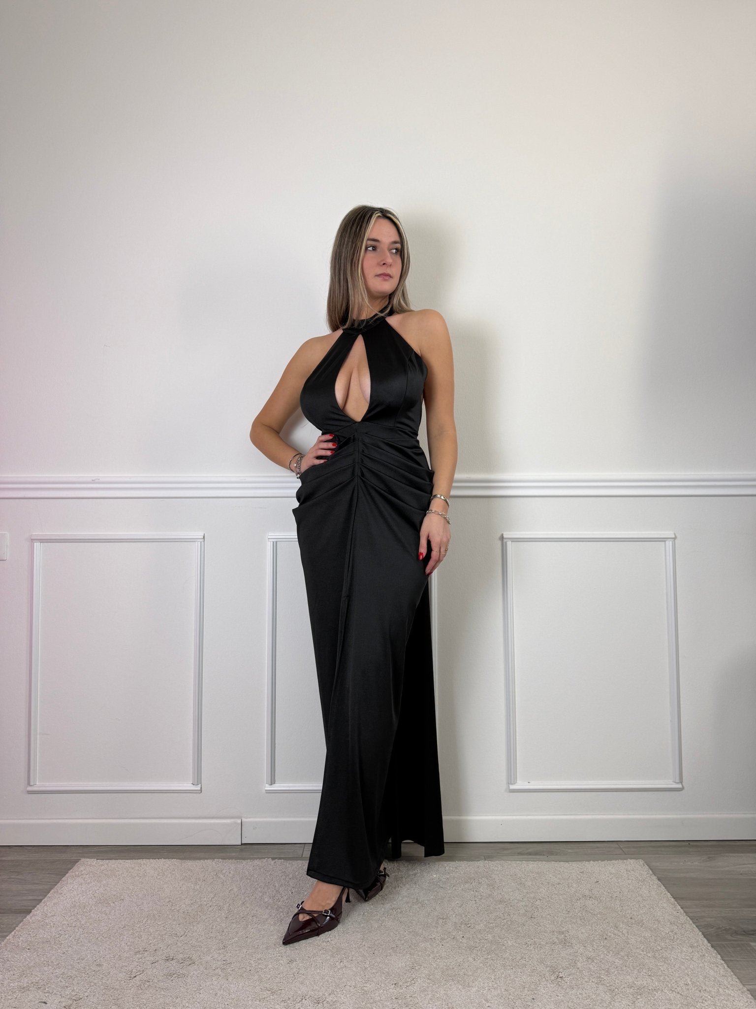 Vestito lungo in raso con scollo all’americana, scollatura a goccia e drappeggio sui fianchi effetto bombè - Follie by Alice