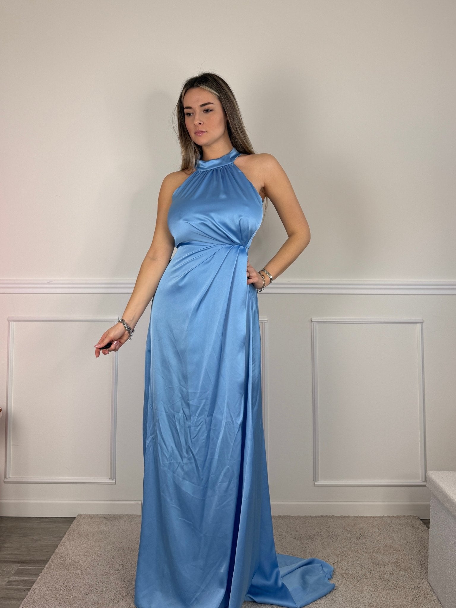 Vestito lungo in raso con scollo all'americana, spacco e strascico - Follie by Alice