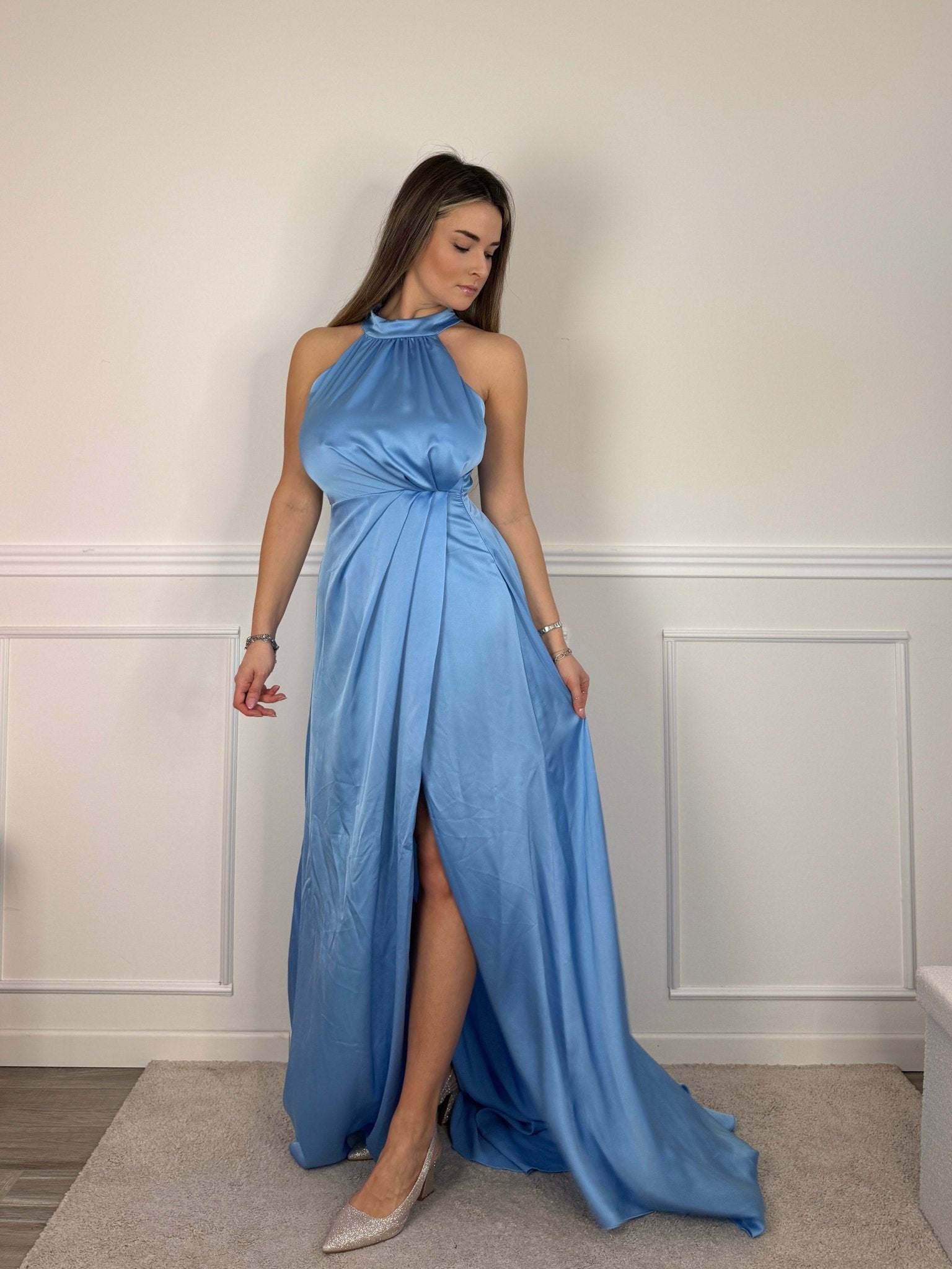 Vestito lungo in raso con scollo all'americana, spacco e strascico - Follie by Alice