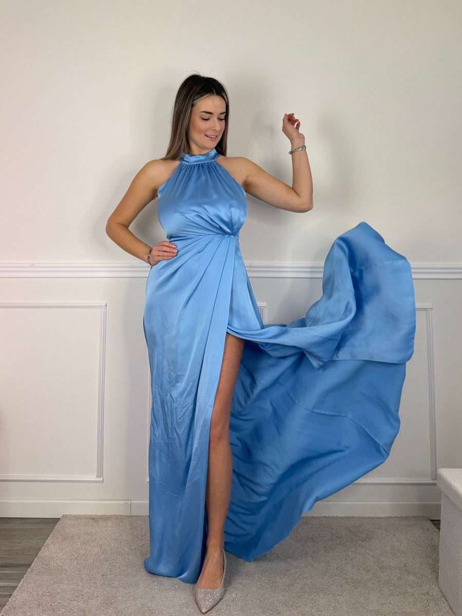 Vestito lungo in raso con scollo all'americana, spacco e strascico