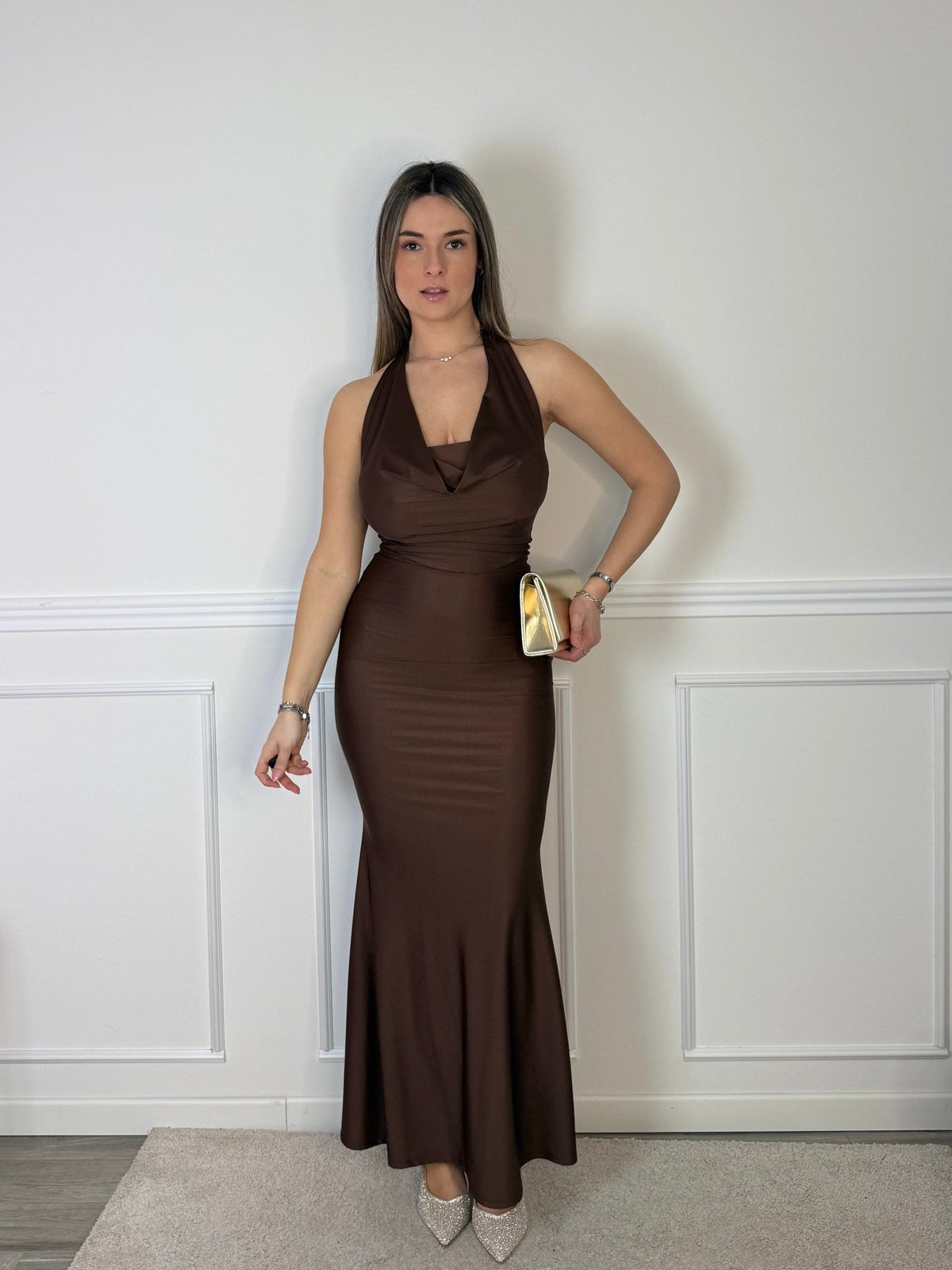 Vestito lungo in raso con scollo drappeggiato e schiena scoperta - Follie by Alice