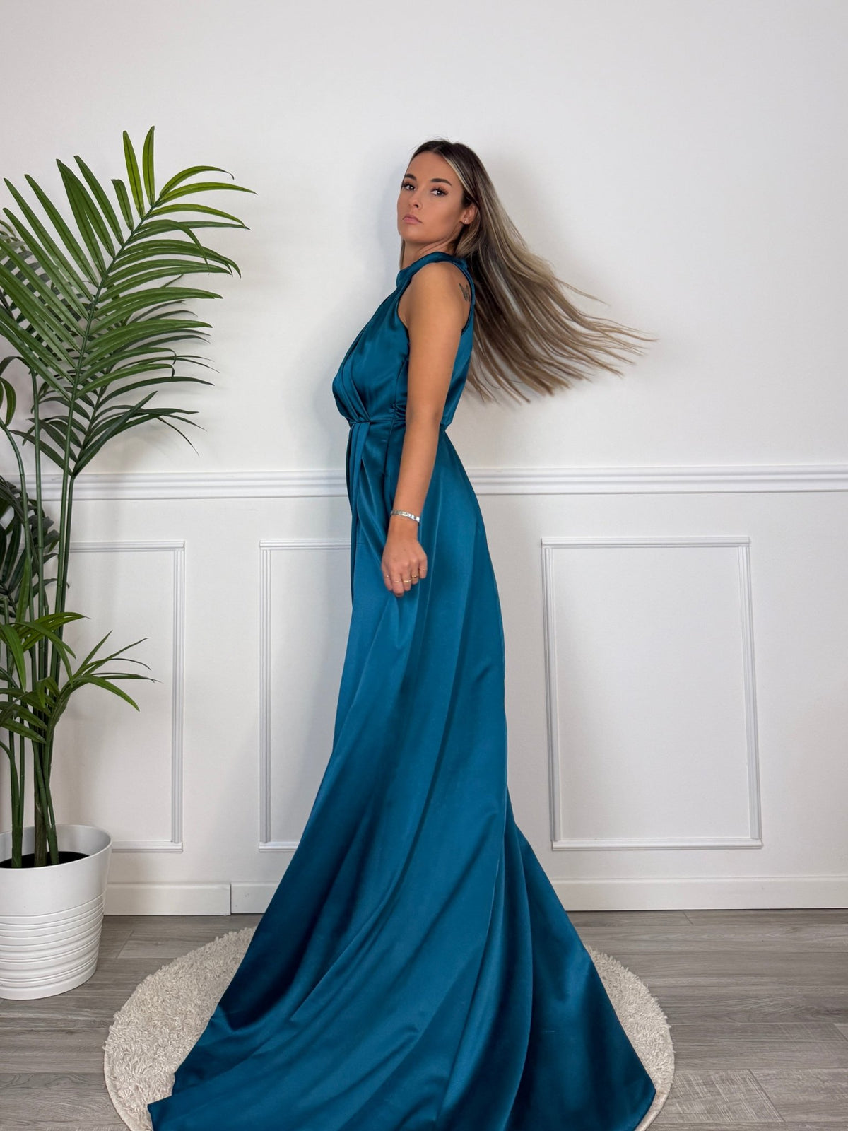 Vestito lungo in raso con spacco KRISTAL - Follie by Alice