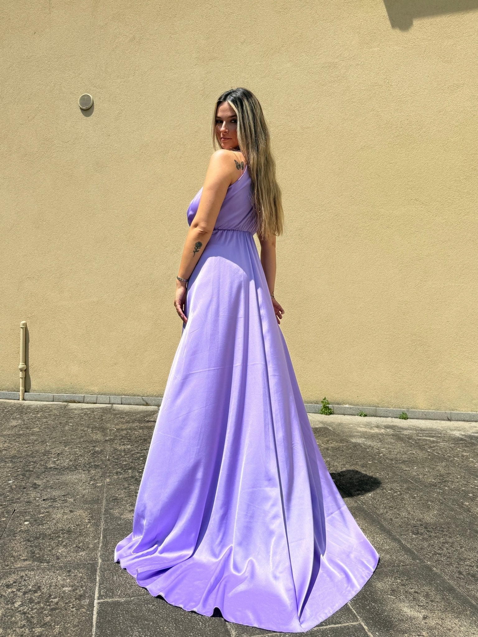 Vestito lungo in raso con spacco KRISTAL Immagine secondaria del prodotto