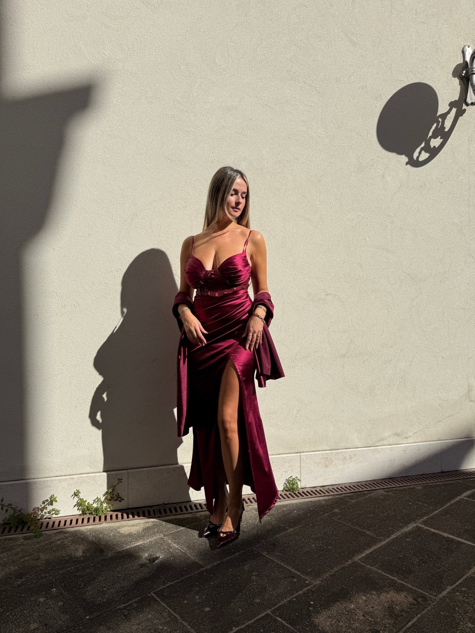 Vestito lungo in raso con top a corsetto con paillettes, drappeggio e spacco profondo - Follie by Alice