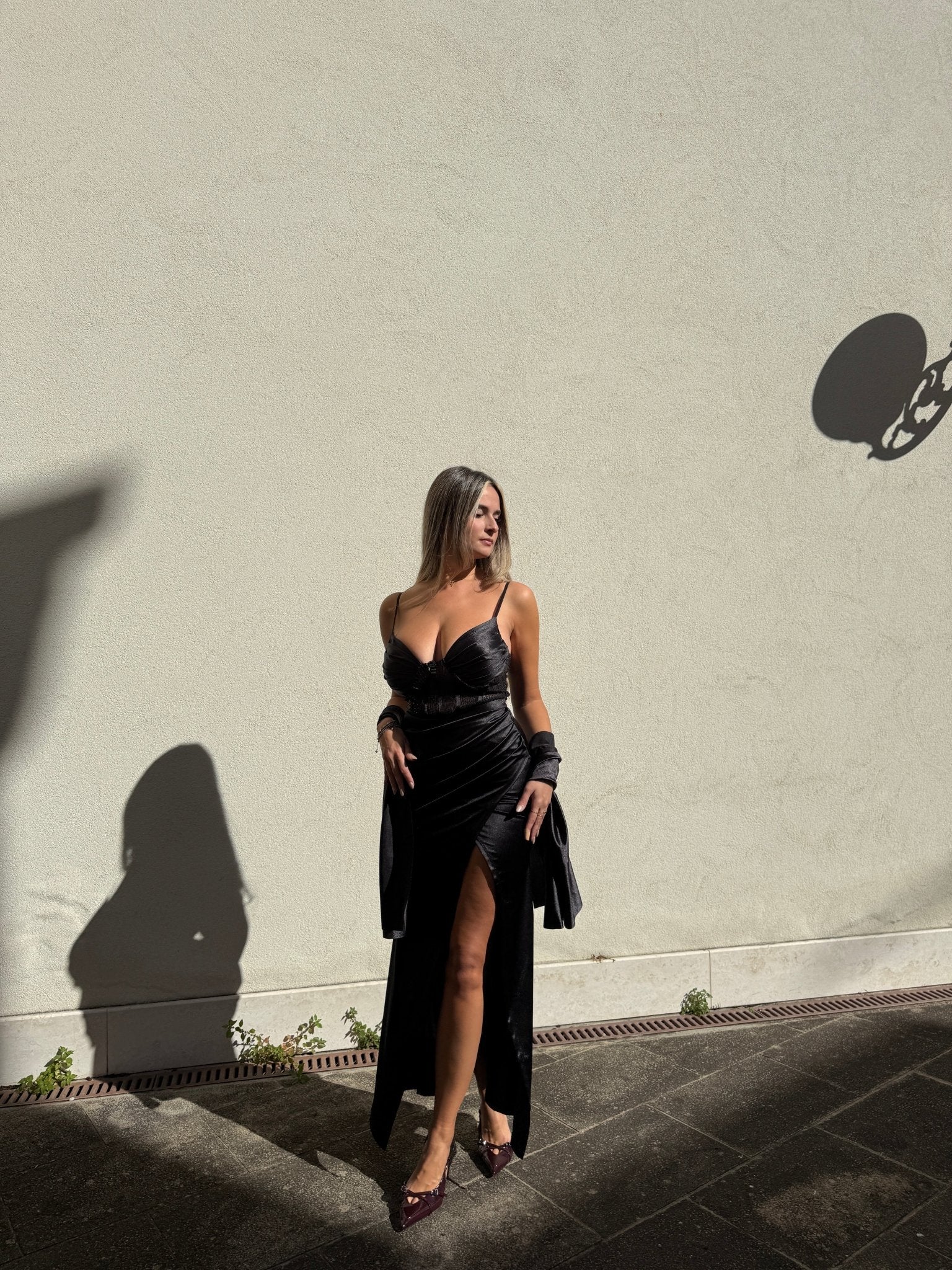 Vestito lungo in raso con top a corsetto con paillettes, drappeggio e spacco profondo - Follie by Alice