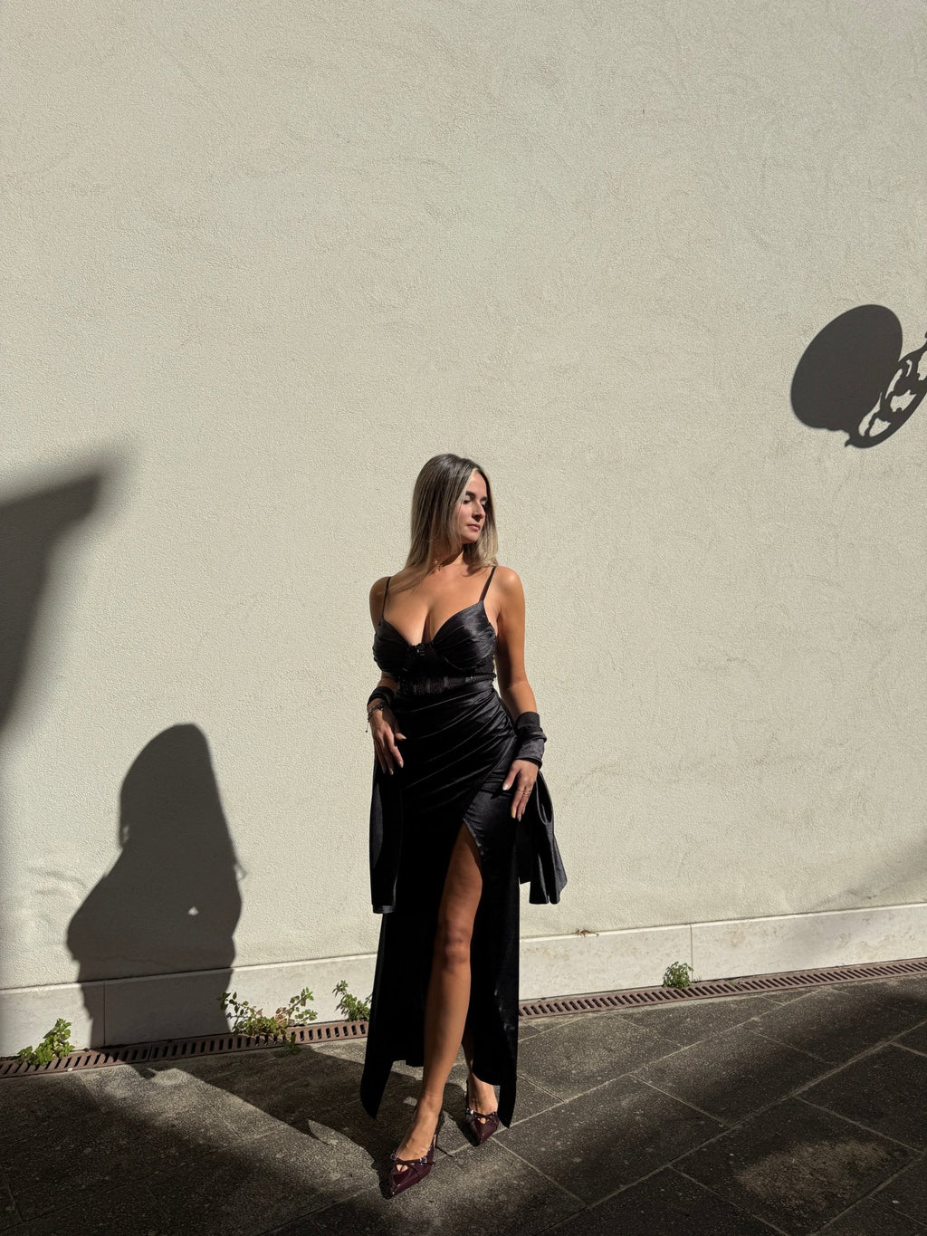 Vestito lungo in raso con top a corsetto con paillettes, drappeggio e spacco profondo - Follie by Alice