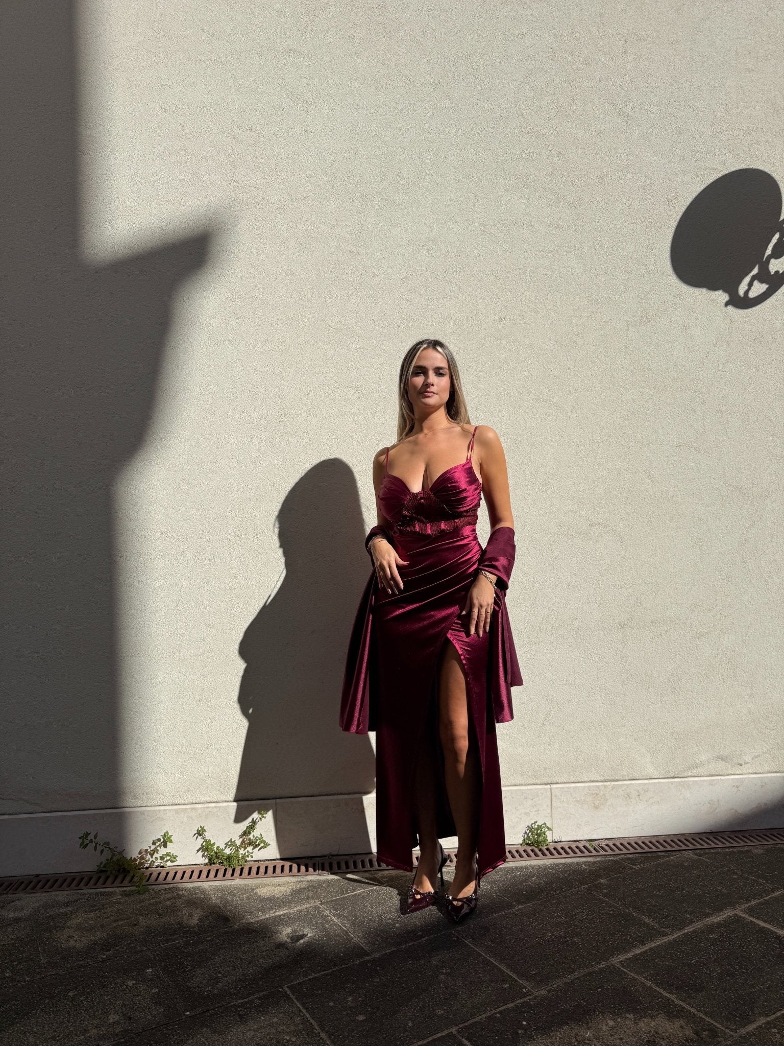 Vestito lungo in raso con top a corsetto con paillettes, drappeggio e spacco profondo - Follie by Alice