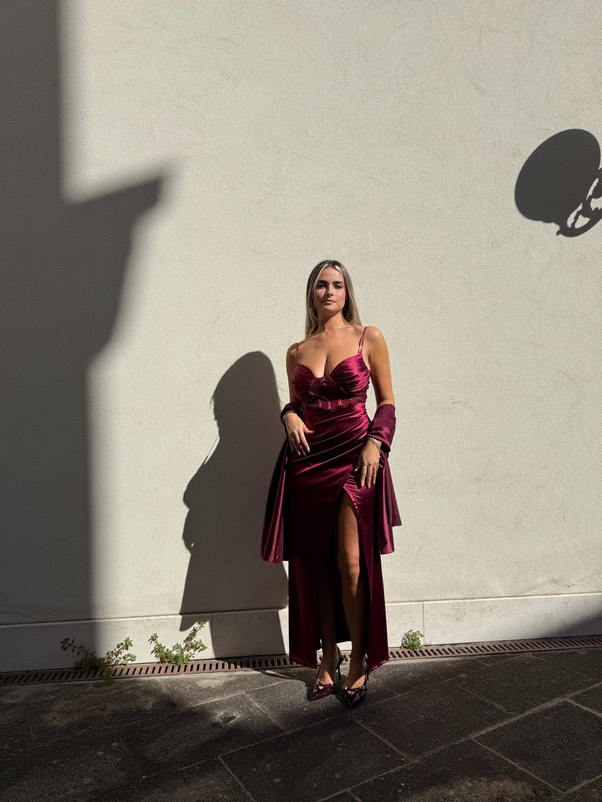 Vestito lungo in raso con top a corsetto con paillettes, drappeggio e spacco profondo - Follie by Alice