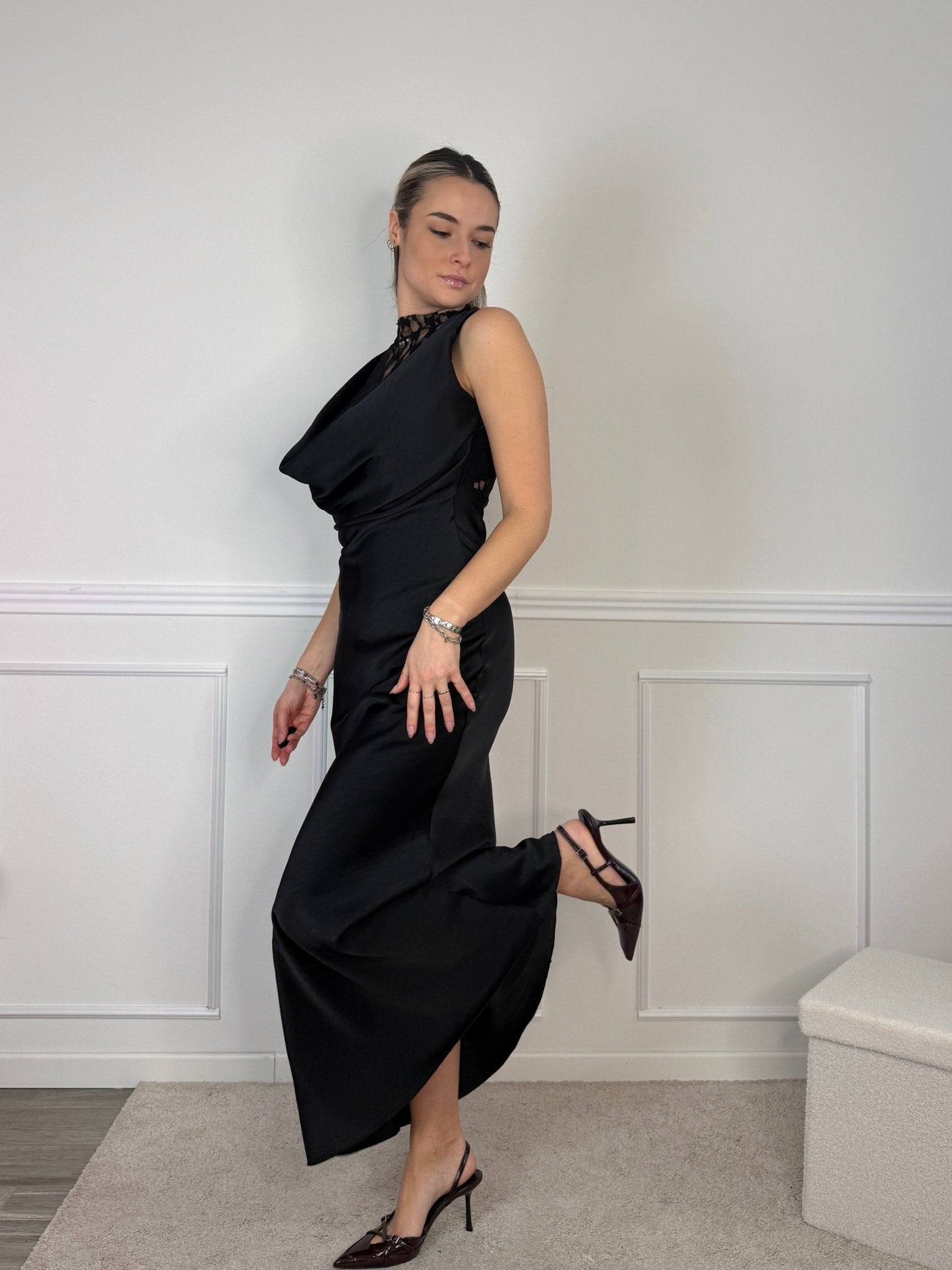 Vestito lungo in raso con top in pizzo e scollo a cappuccio - Follie by Alice