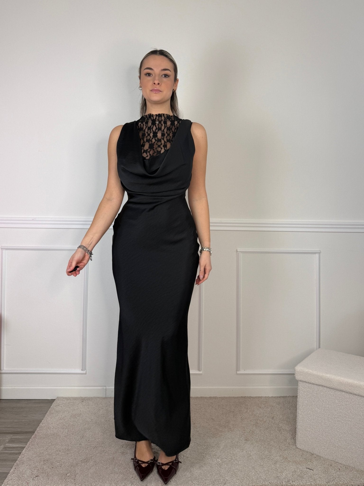 Vestito lungo in raso con top in pizzo e scollo a cappuccio - Follie by Alice