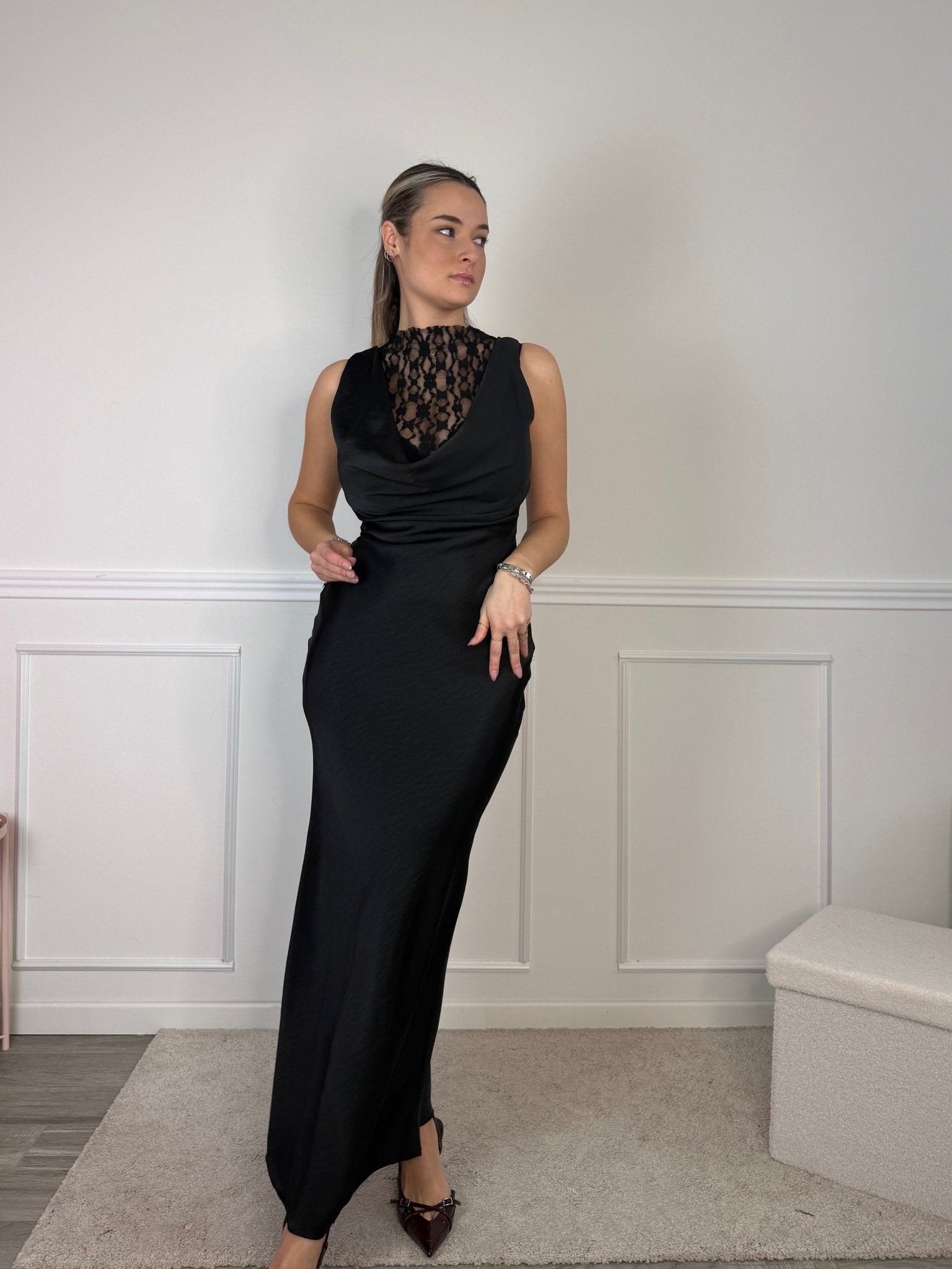 Vestito lungo in raso con top in pizzo e scollo a cappuccio - Follie by Alice