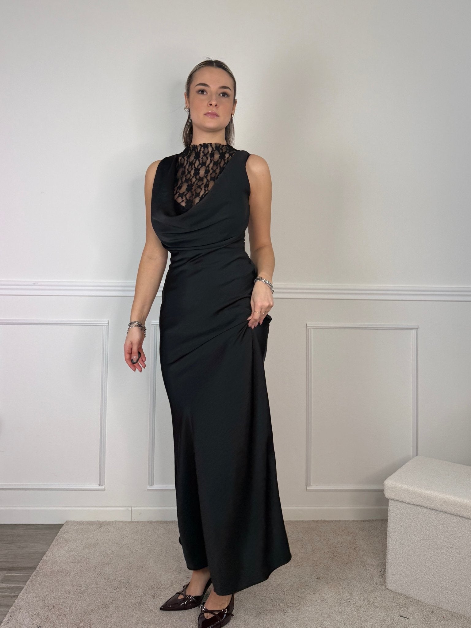 Vestito lungo in raso con top in pizzo e scollo a cappuccio - Follie by Alice