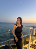 Vestito lungo in satin con conchiglia gioiello e drappeggio