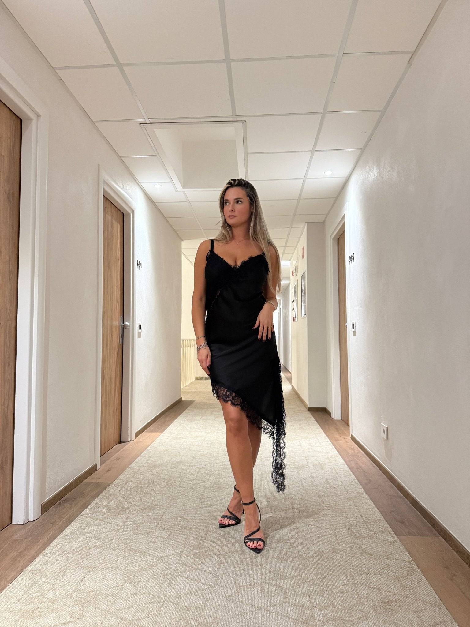 Vestito lungo in satin con ricami in pizzo - Follie by Alice