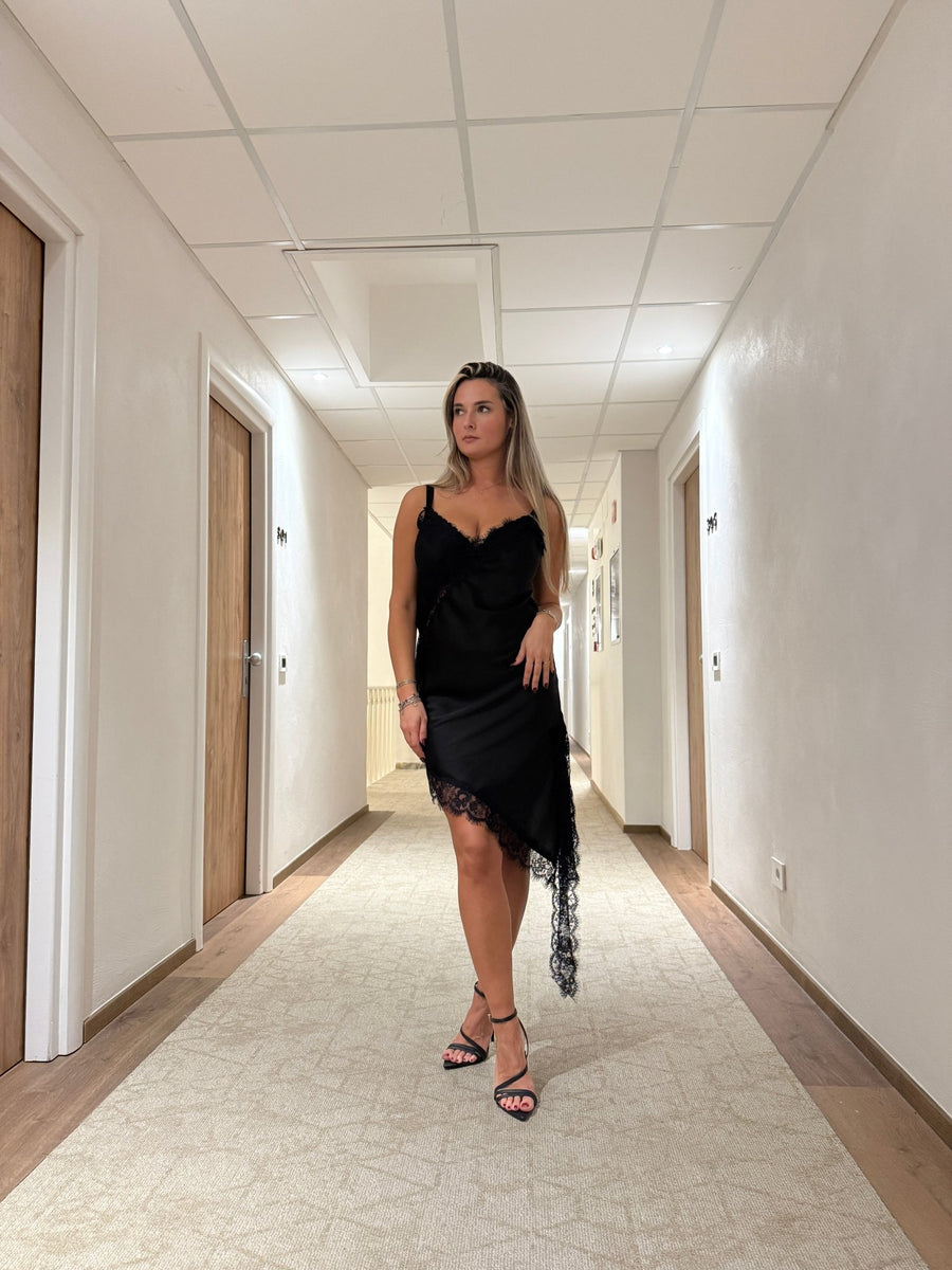 Vestito lungo in satin con ricami in pizzo – alternate