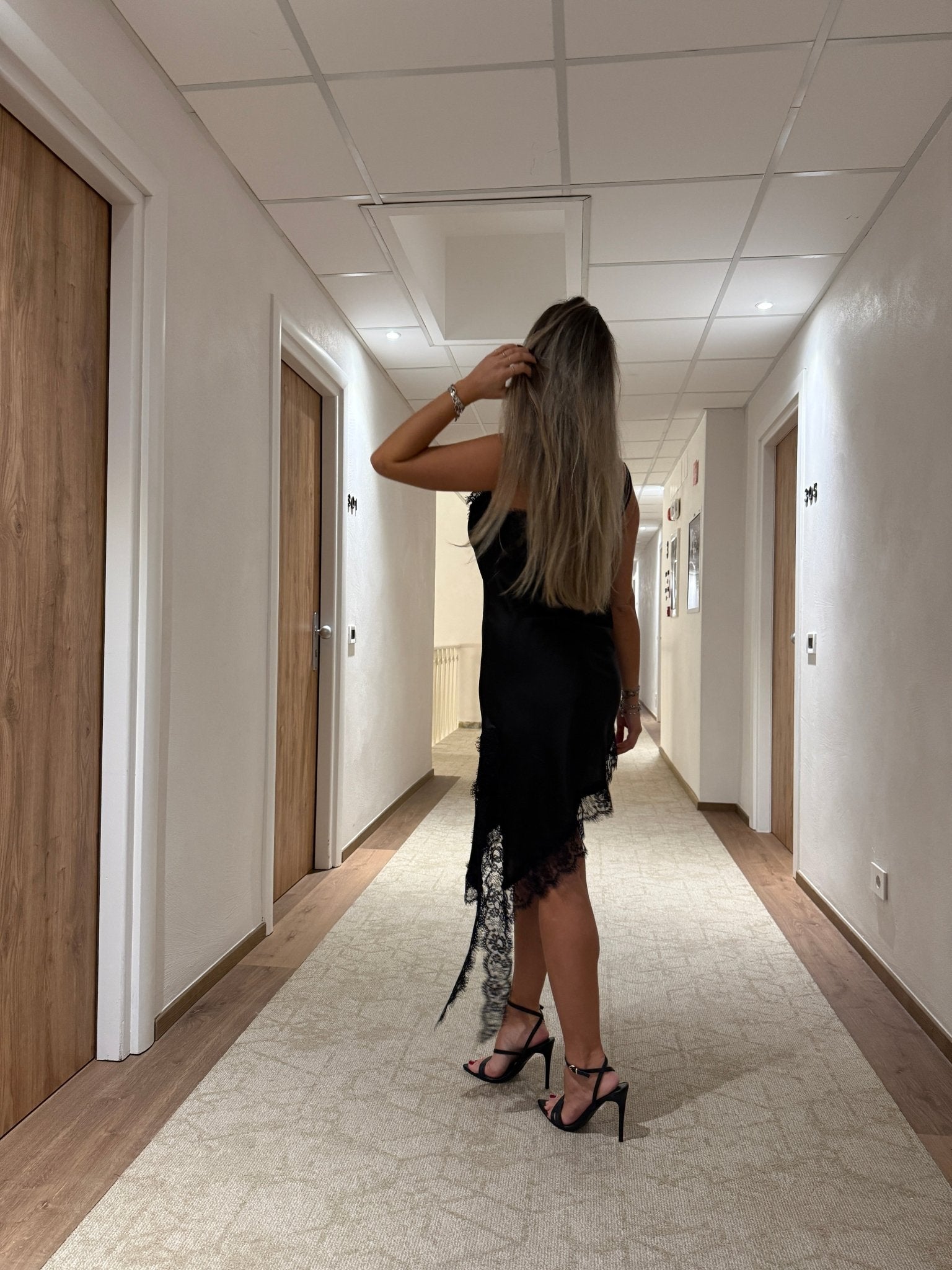 Vestito lungo in satin con ricami in pizzo - Follie by Alice