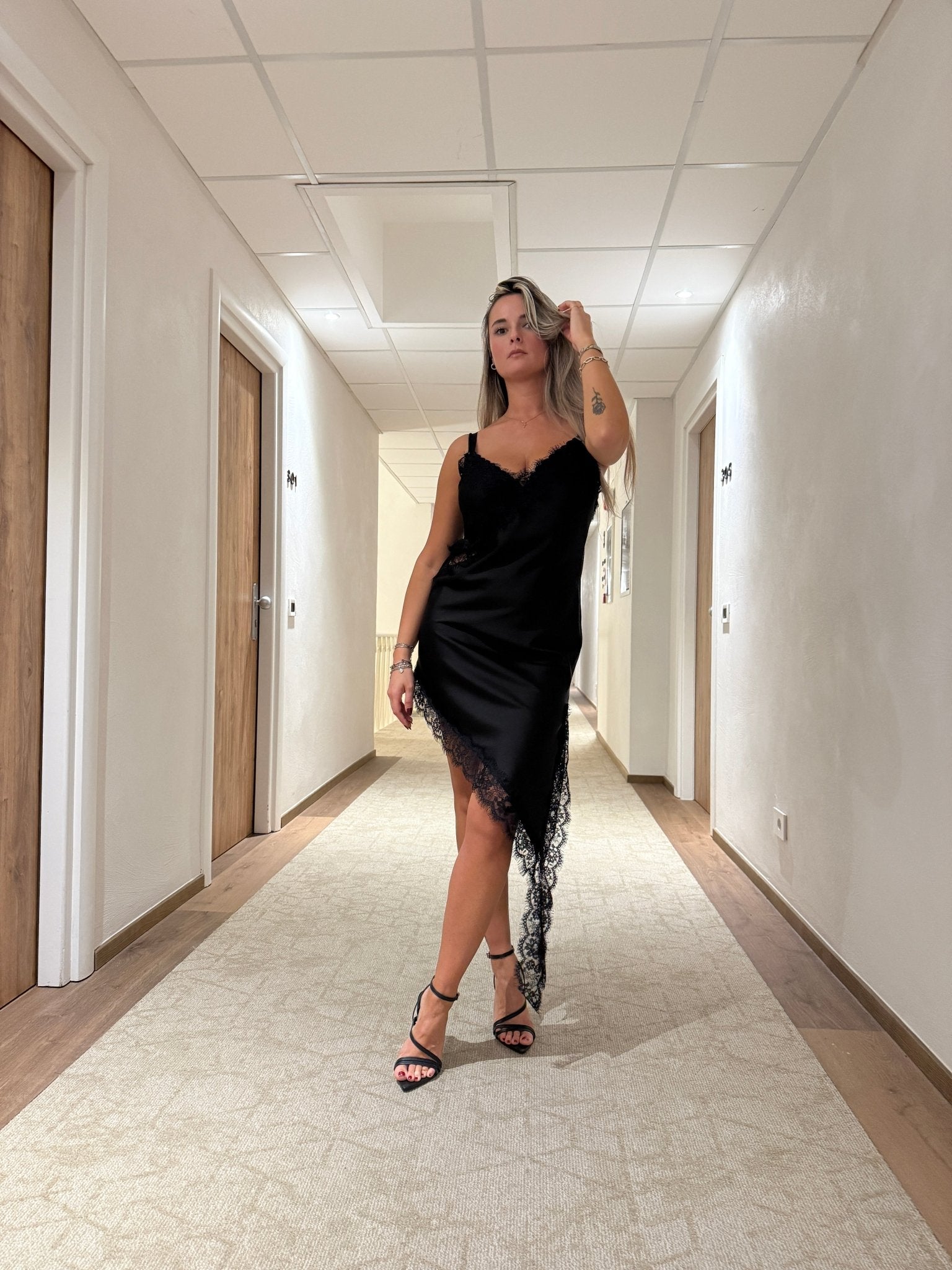 Vestito lungo in satin con ricami in pizzo - Follie by Alice