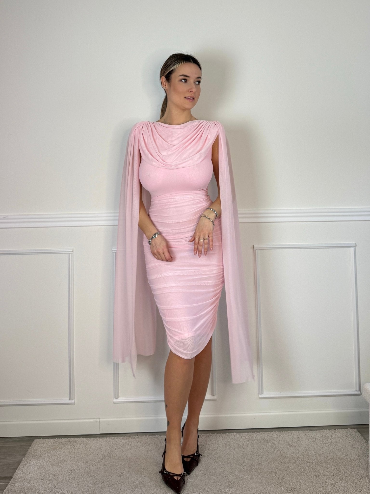 Vestito lungo in tulle con scollo a cascata, schiena scoperta e cape a stola - Follie by Alice