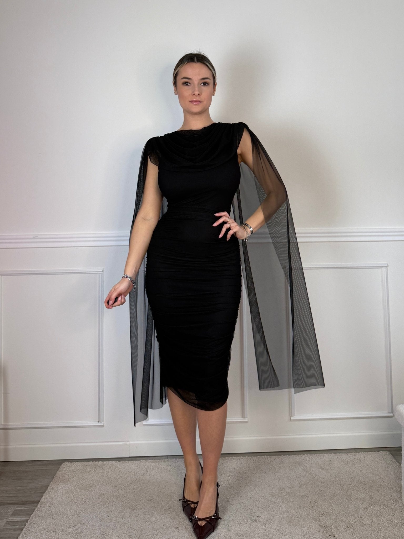 Vestito lungo in tulle con scollo a cascata, schiena scoperta e cape a stola - Follie by Alice