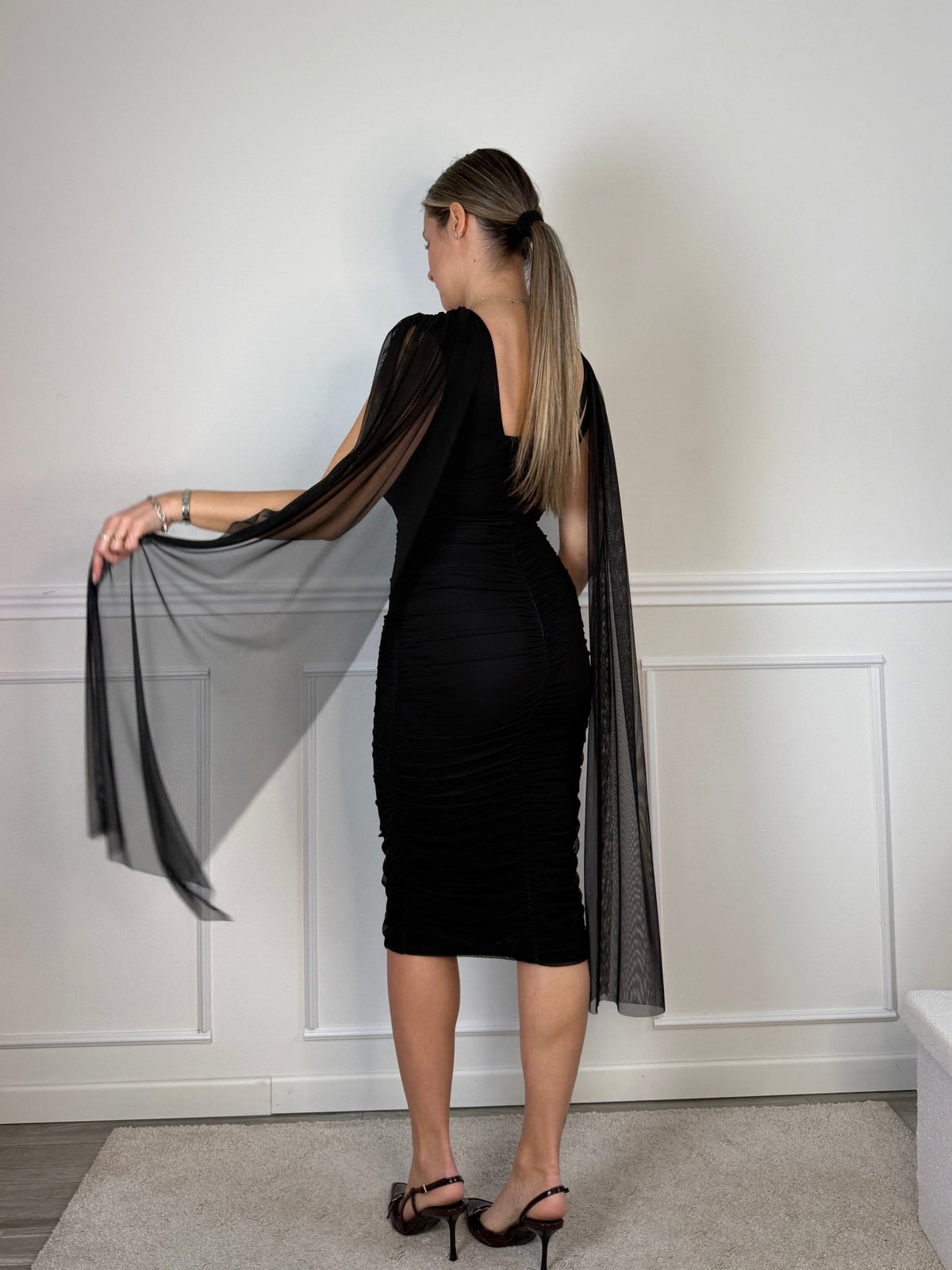 Vestito lungo in tulle con scollo a cascata, schiena scoperta e cape a stola - Follie by Alice