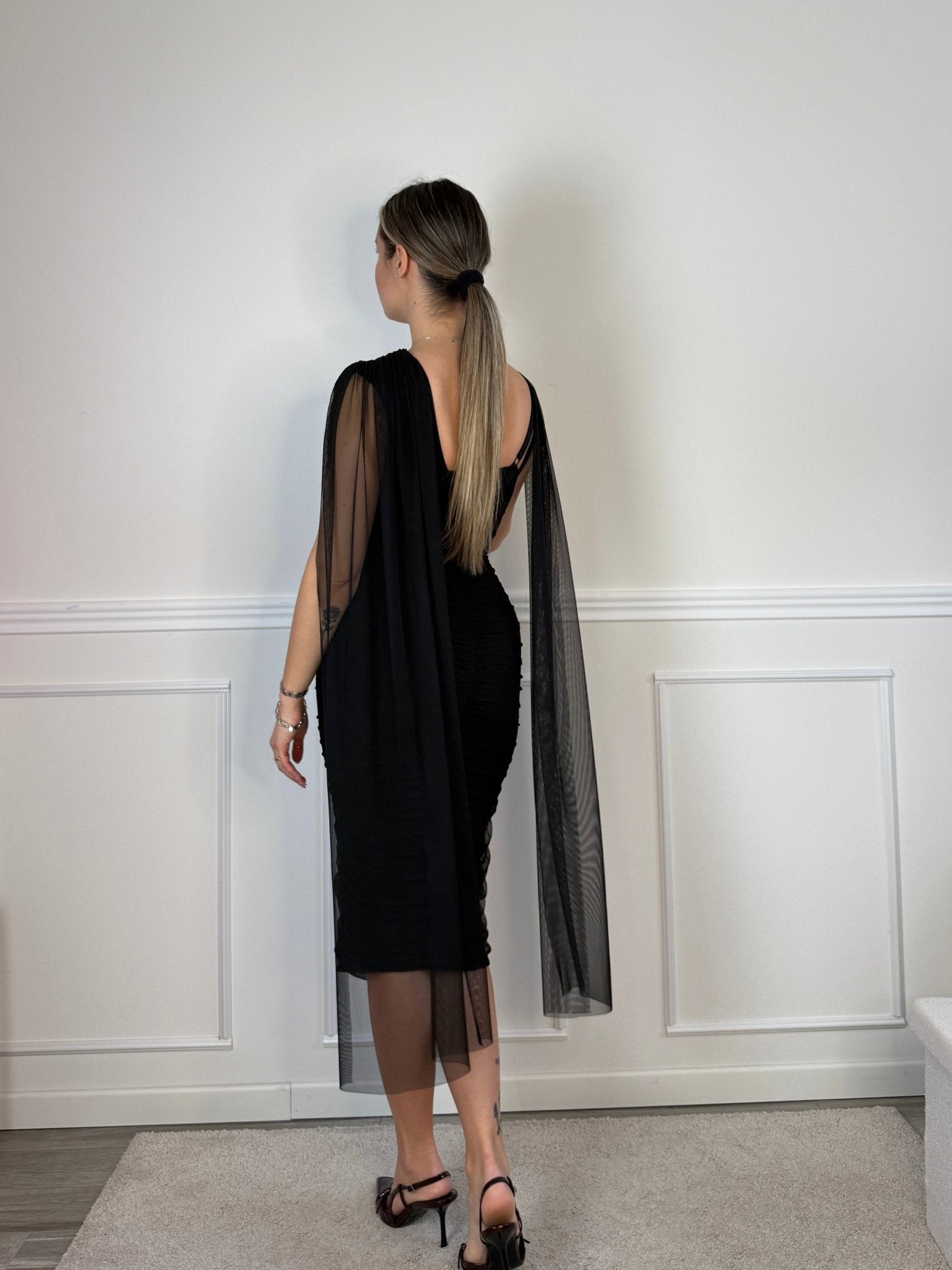 Vestito lungo in tulle con scollo a cascata, schiena scoperta e cape a stola - Follie by Alice