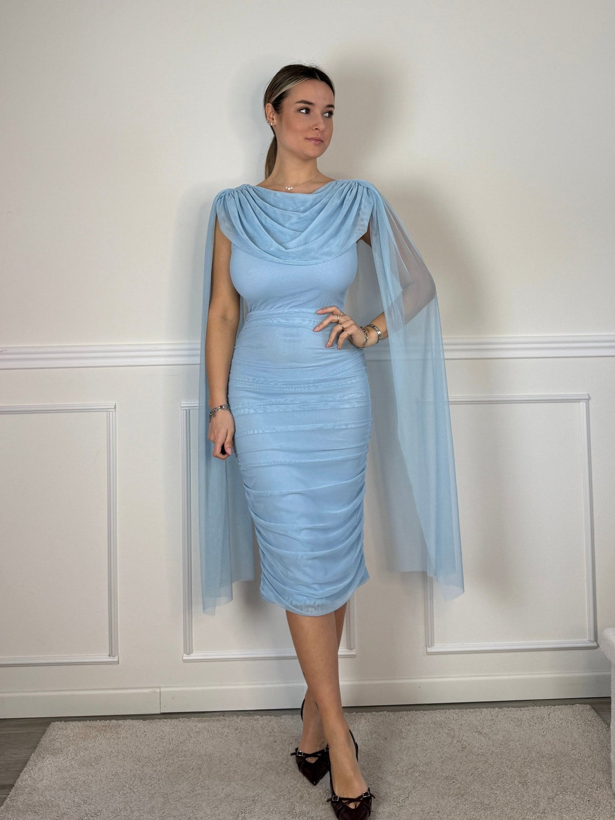 Vestito lungo in tulle con scollo a cascata, schiena scoperta e cape a stola - Follie by Alice