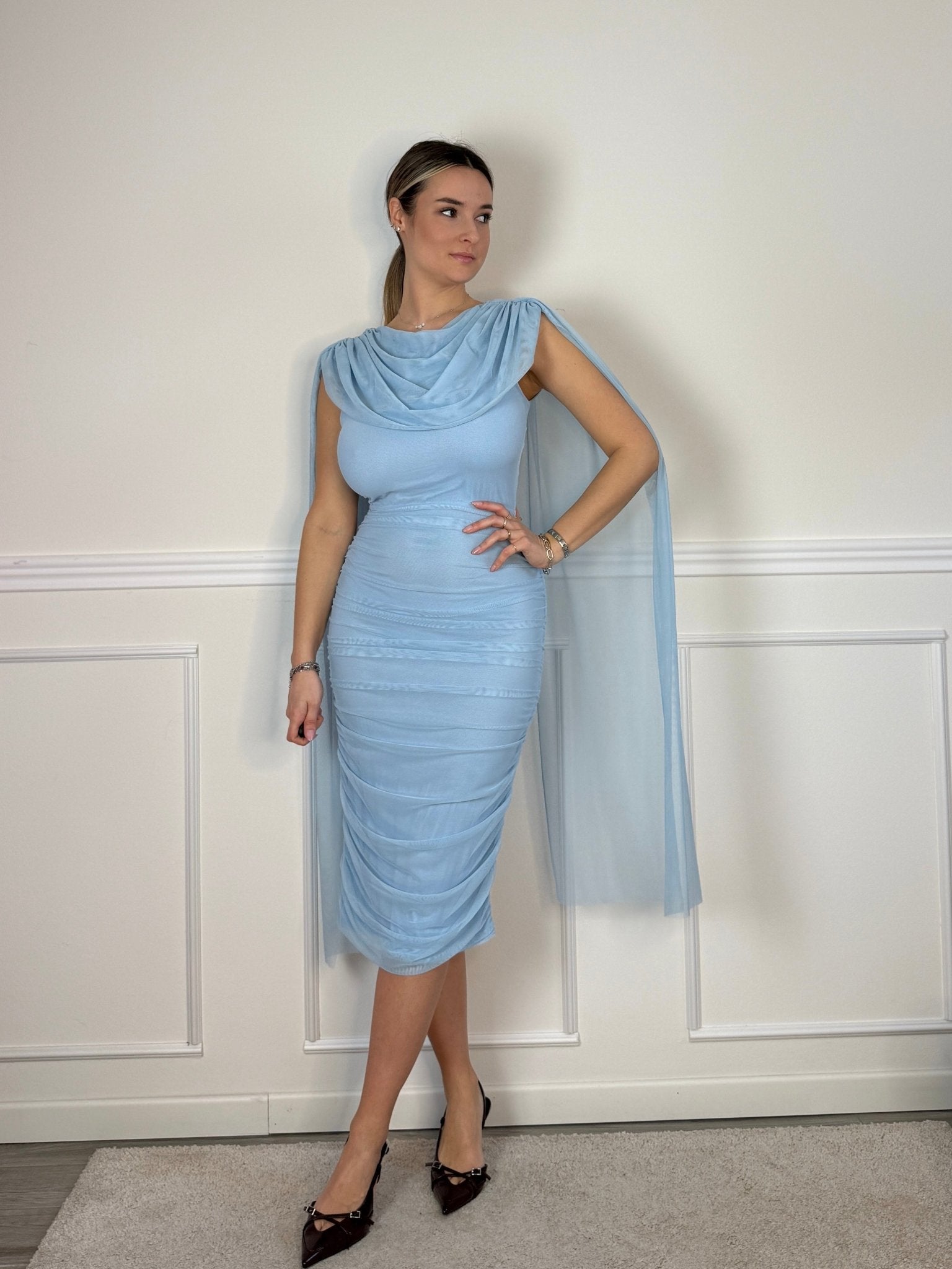 Vestito lungo in tulle con scollo a cascata, schiena scoperta e cape a stola - Follie by Alice