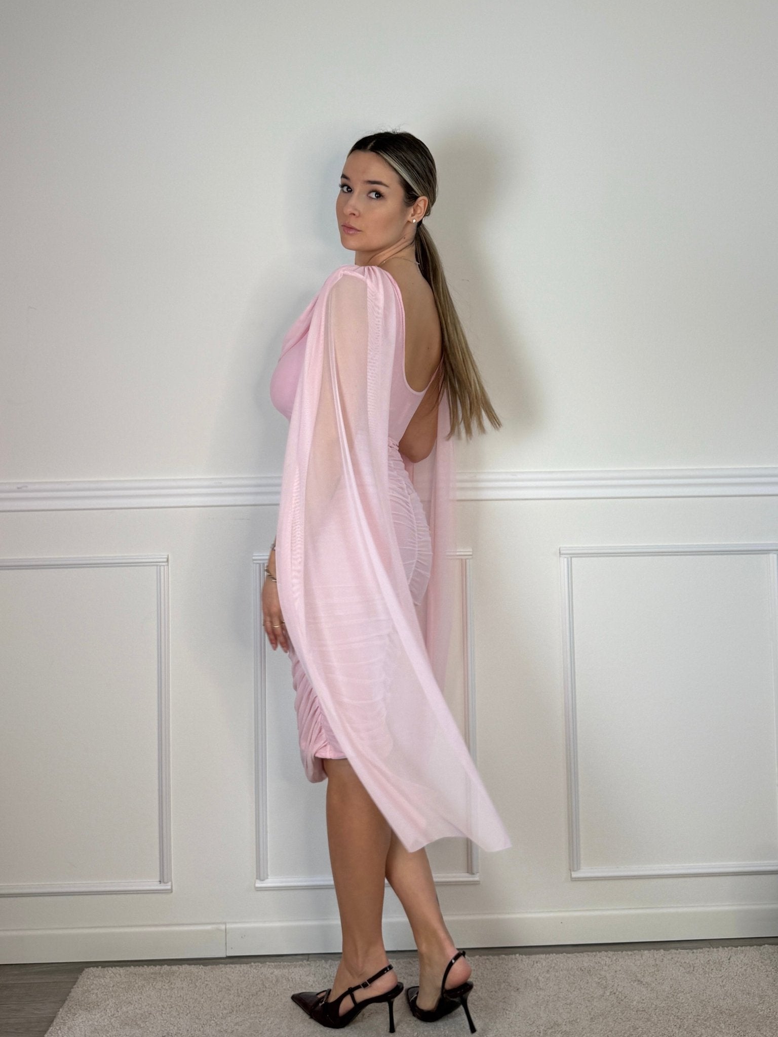 Vestito lungo in tulle con scollo a cascata, schiena scoperta e cape a stola - Follie by Alice
