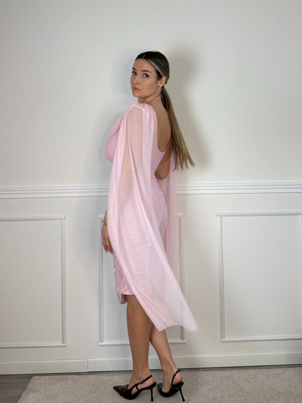 Vestito lungo in tulle con scollo a cascata, schiena scoperta e cape a stola - Follie by Alice