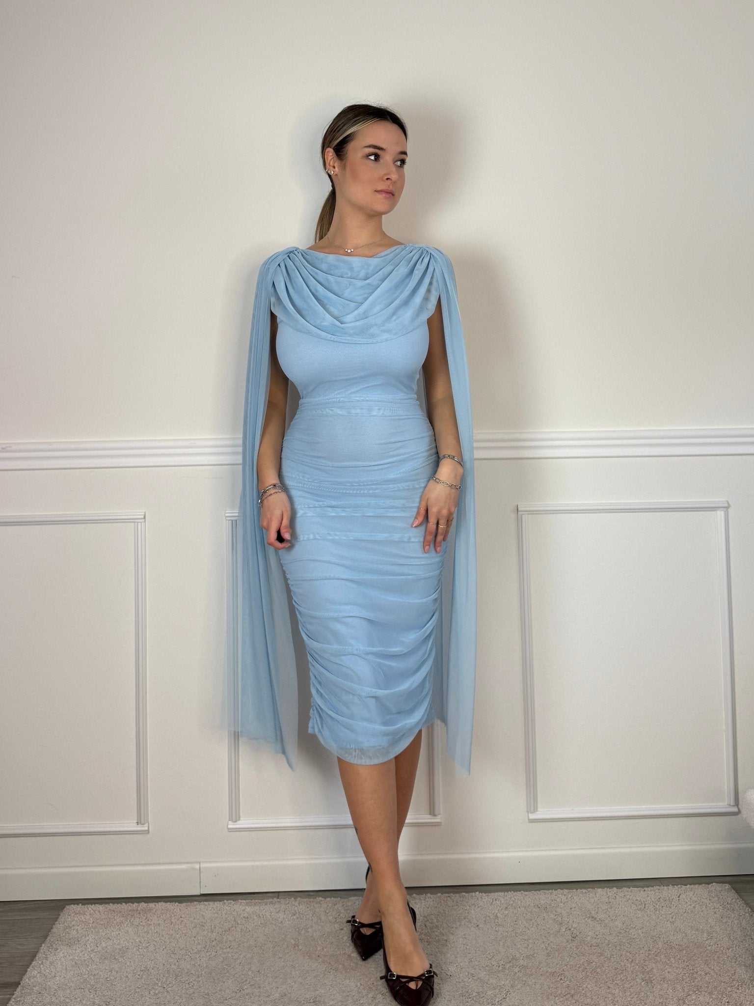 Vestito lungo in tulle con scollo a cascata, schiena scoperta e cape a stola - Follie by Alice