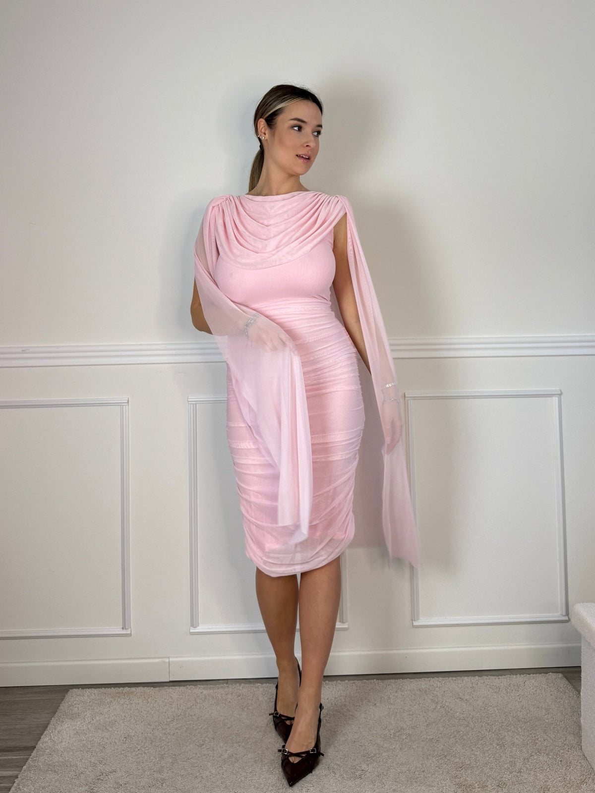 Vestito lungo in tulle con scollo a cascata, schiena scoperta e cape a stola - Follie by Alice