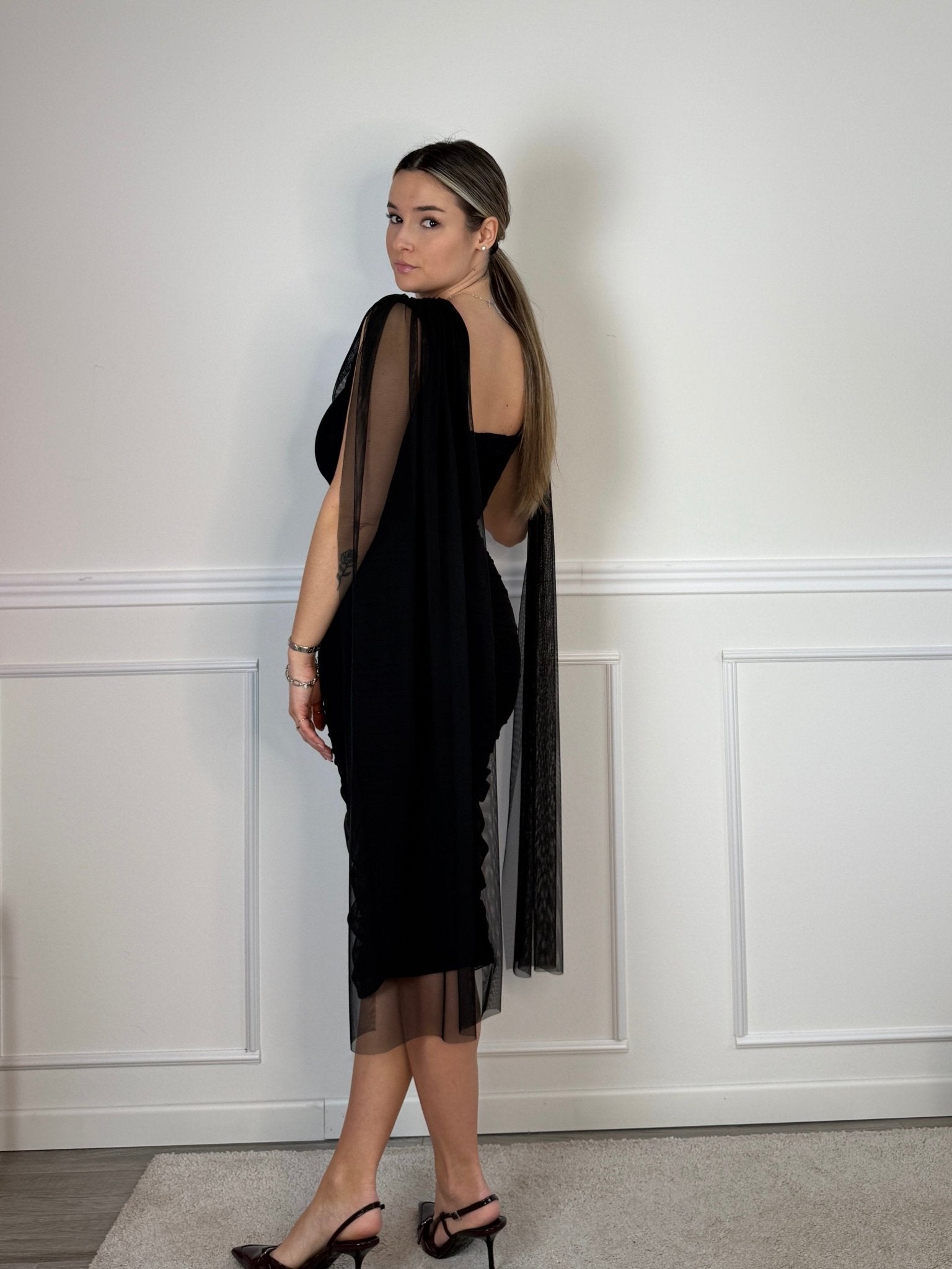 Vestito lungo in tulle con scollo a cascata, schiena scoperta e cape a stola - Follie by Alice