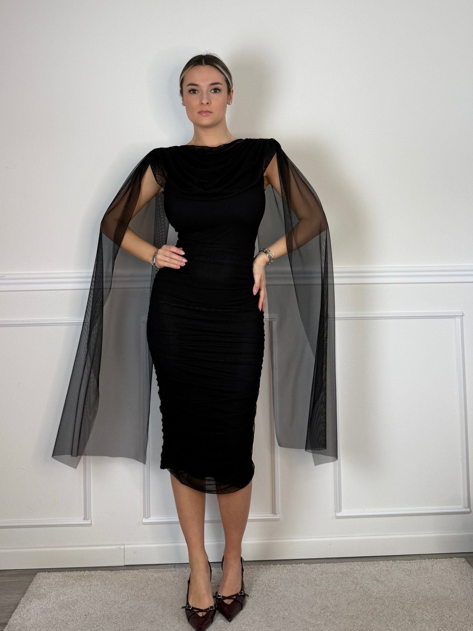 Vestito lungo in tulle con scollo a cascata, schiena scoperta e cape a stola - Follie by Alice