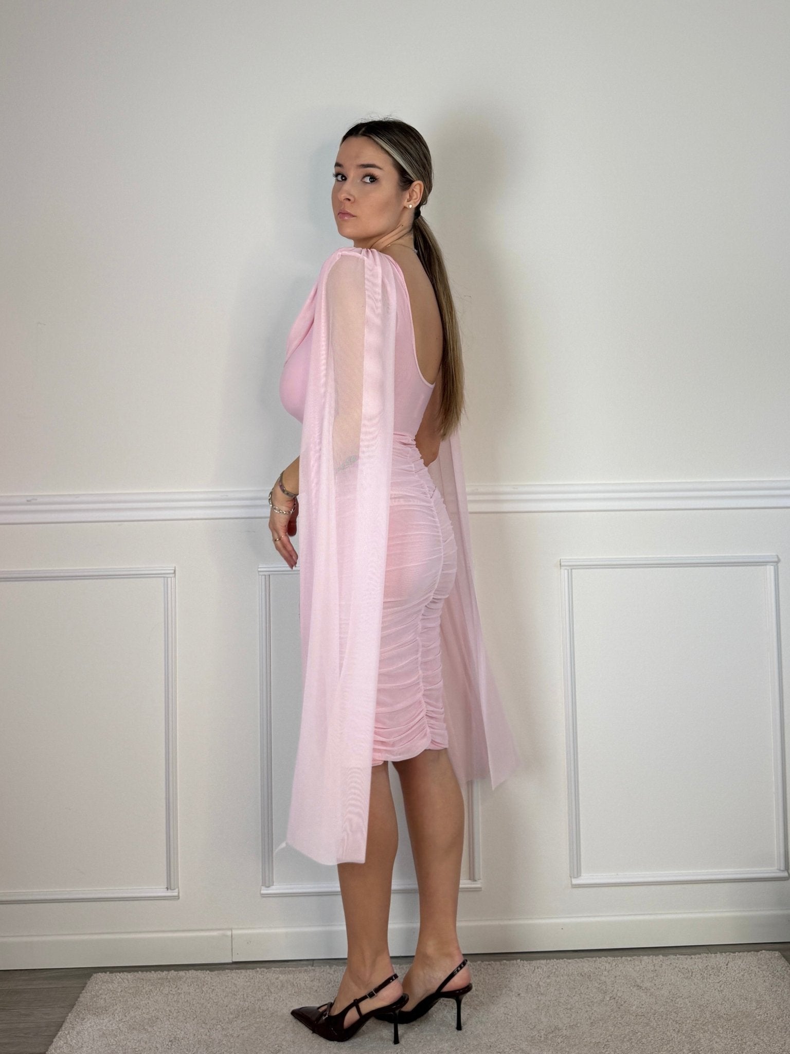 Vestito lungo in tulle con scollo a cascata, schiena scoperta e cape a stola - Follie by Alice