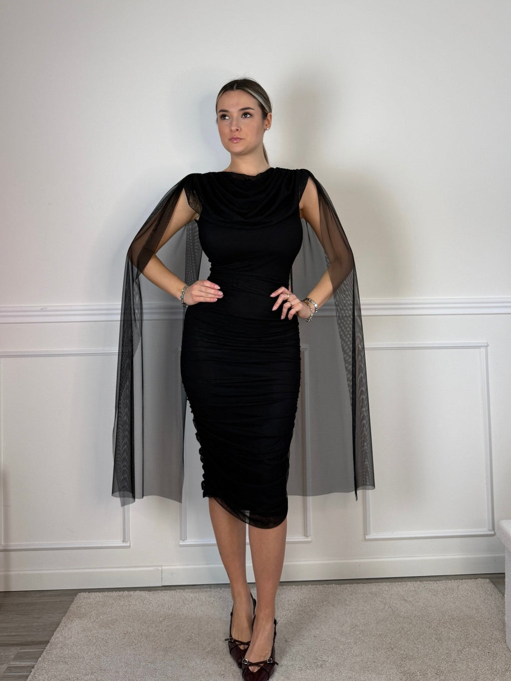 Vestito lungo in tulle con scollo a cascata, schiena scoperta e cape a stola - Follie by Alice
