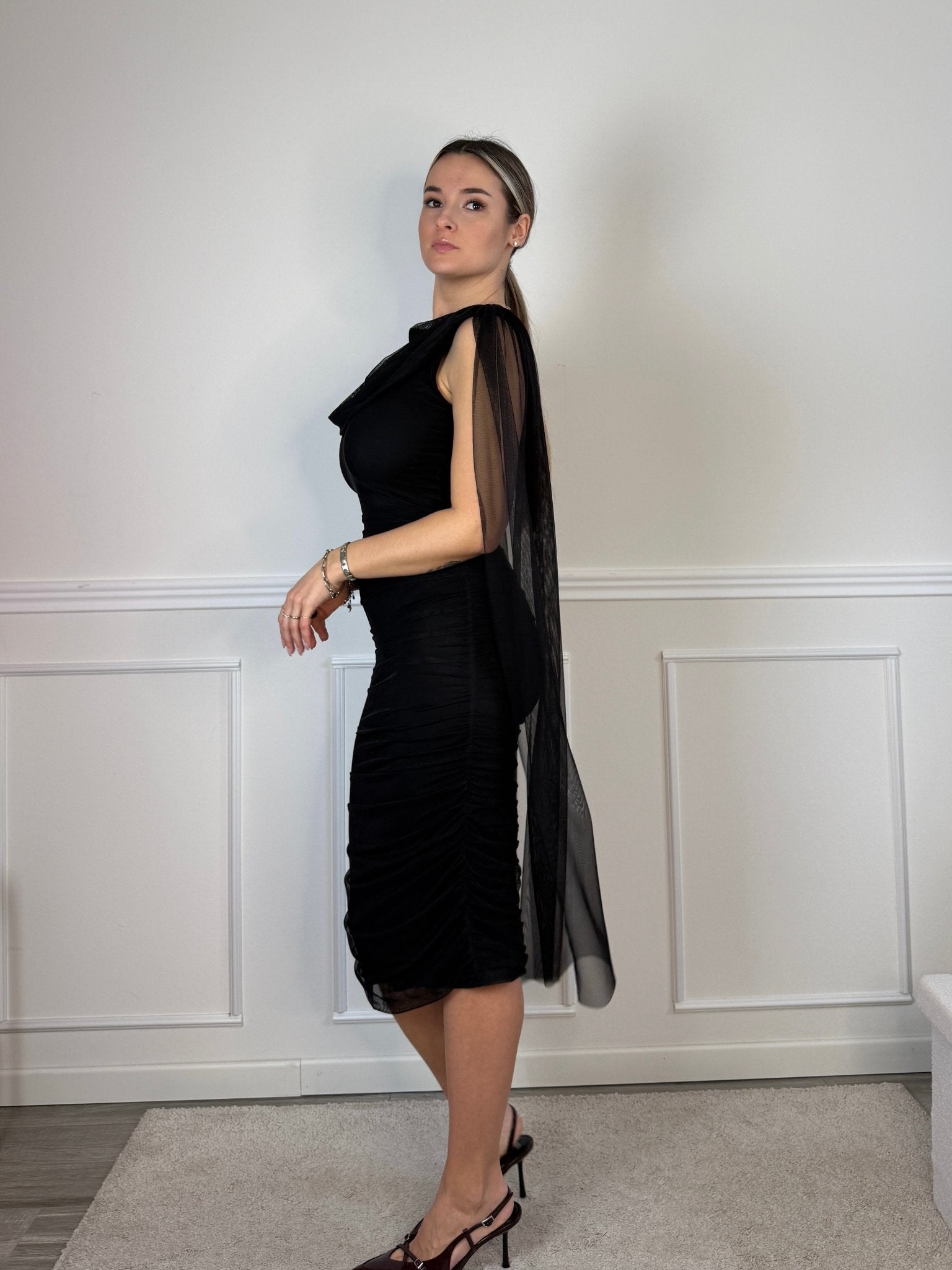 Vestito lungo in tulle con scollo a cascata, schiena scoperta e cape a stola - Follie by Alice