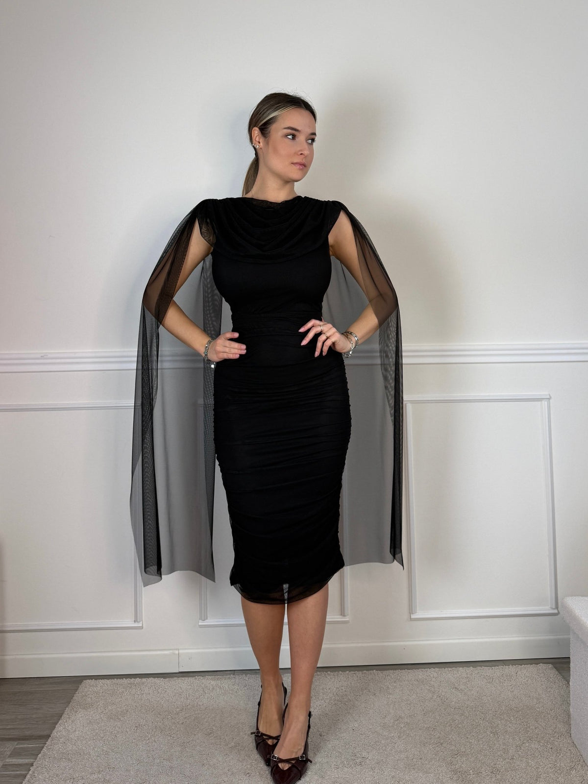 Vestito lungo in tulle con scollo a cascata, schiena scoperta e cape a stola - Follie by Alice
