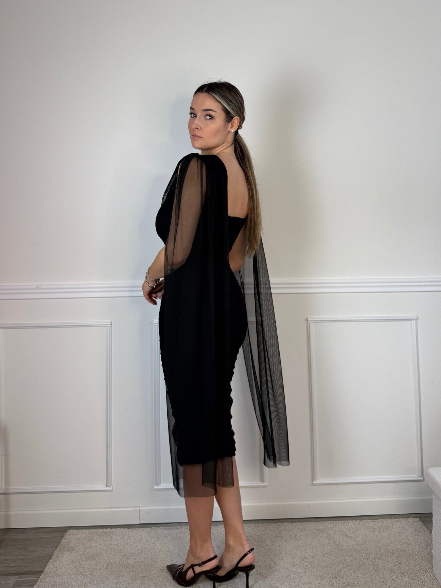 Vestito lungo in tulle con scollo a cascata, schiena scoperta e cape a stola - Follie by Alice