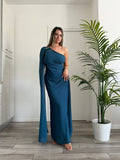 Vestito lungo monospalla con fusciacca chiffon, anello dorato sulla spalla e spacco profondo