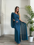 Vestito lungo monospalla con fusciacca chiffon, anello dorato sulla spalla e spacco profondo