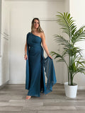 Vestito lungo monospalla con fusciacca chiffon, anello dorato sulla spalla e spacco profondo