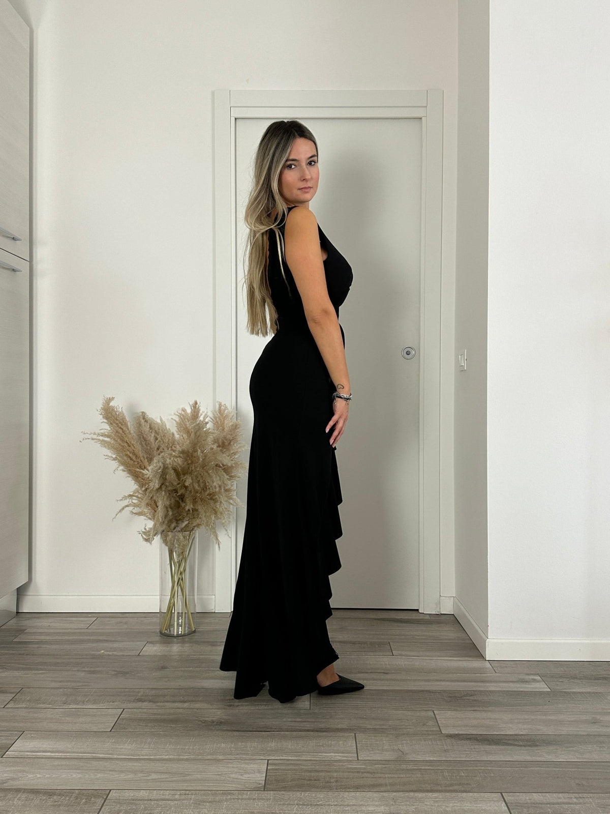 Vestito lungo smanicato con nodo, spacco e ruches - Follie by Alice