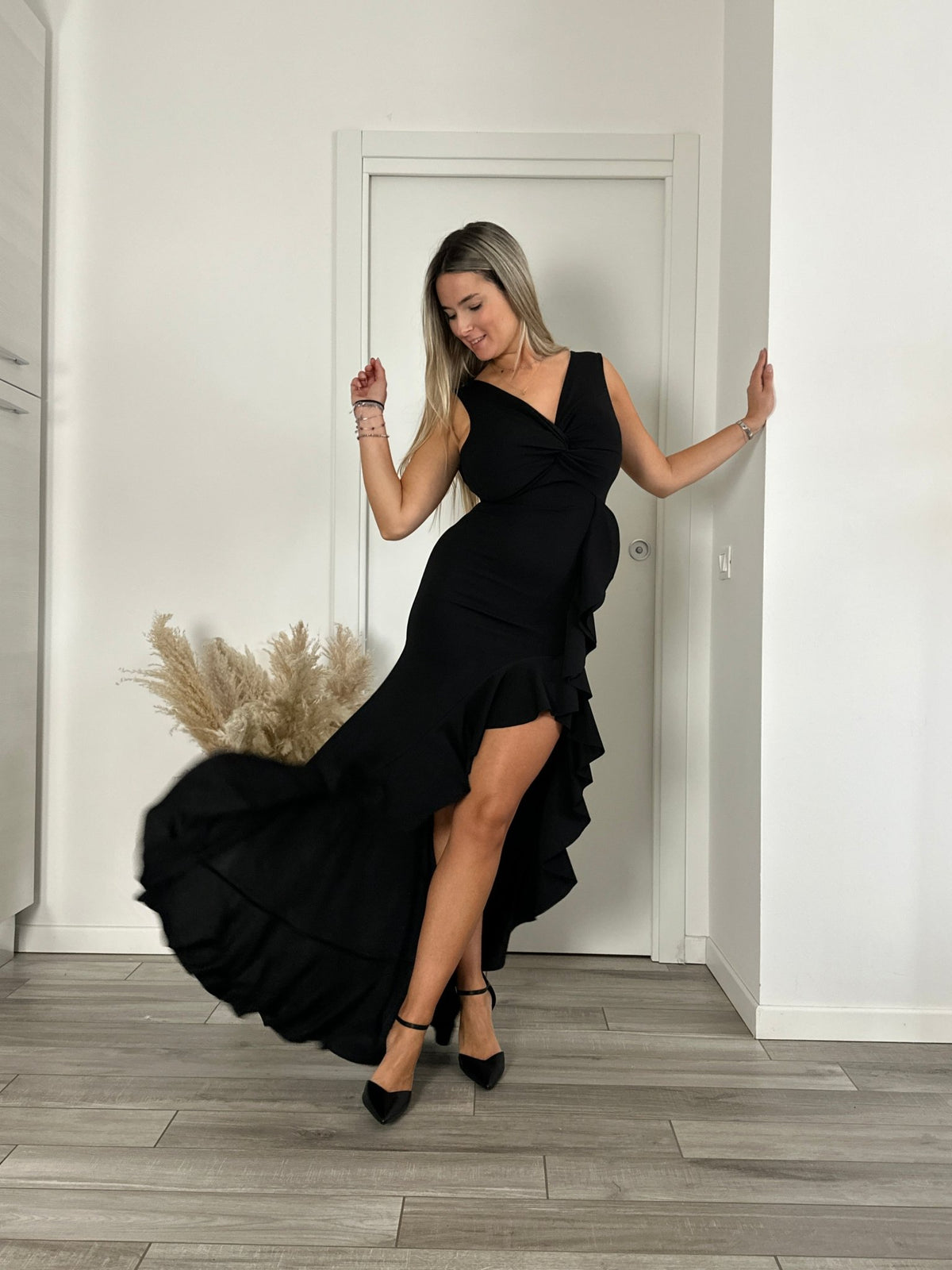 Vestito lungo smanicato con nodo, spacco e ruches - Follie by Alice