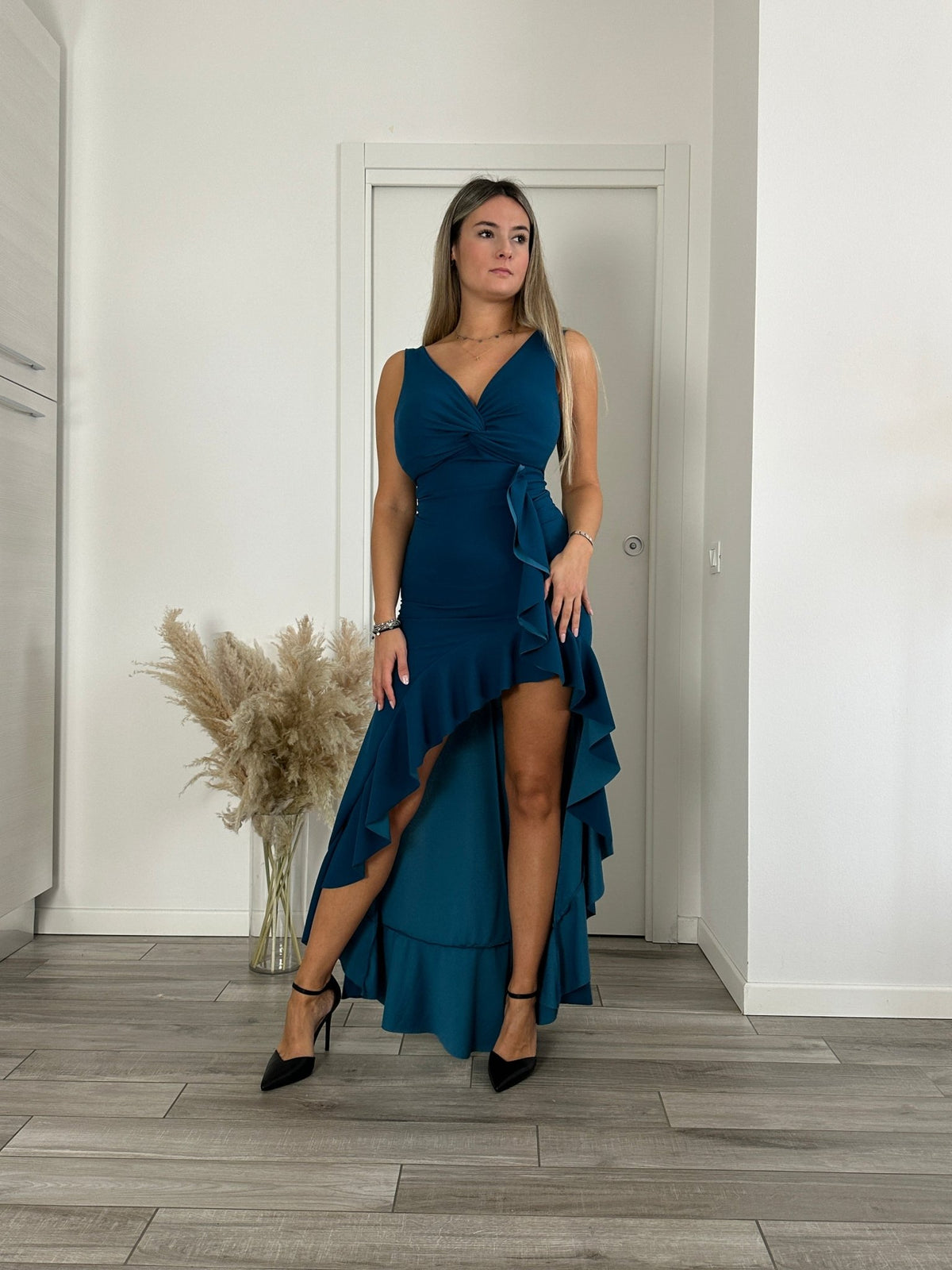 Vestito lungo smanicato con nodo, spacco e ruches - Follie by Alice