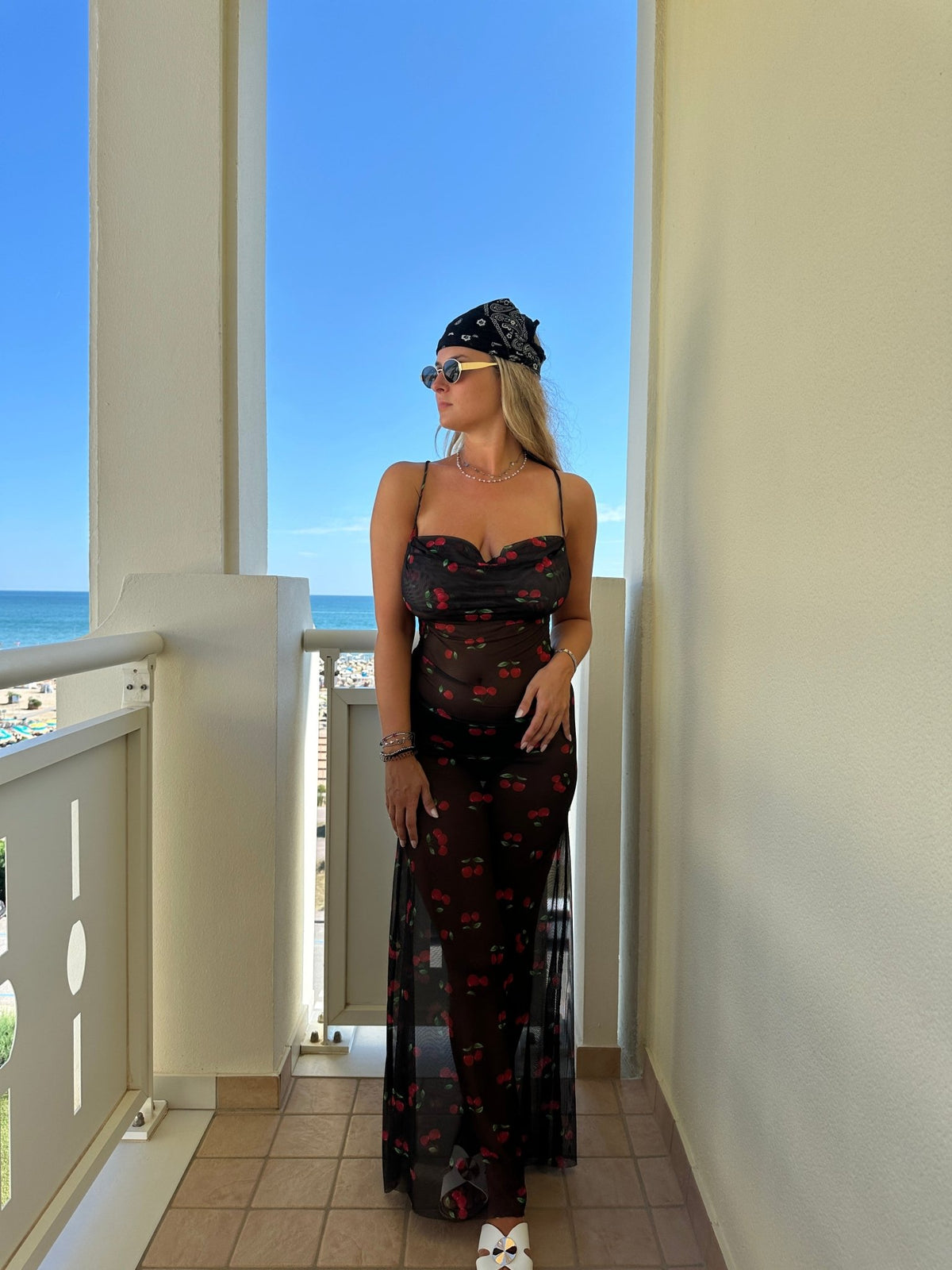 Vestito lungo velato con ciliegie, schiena scoperta e laccetti - Follie by Alice