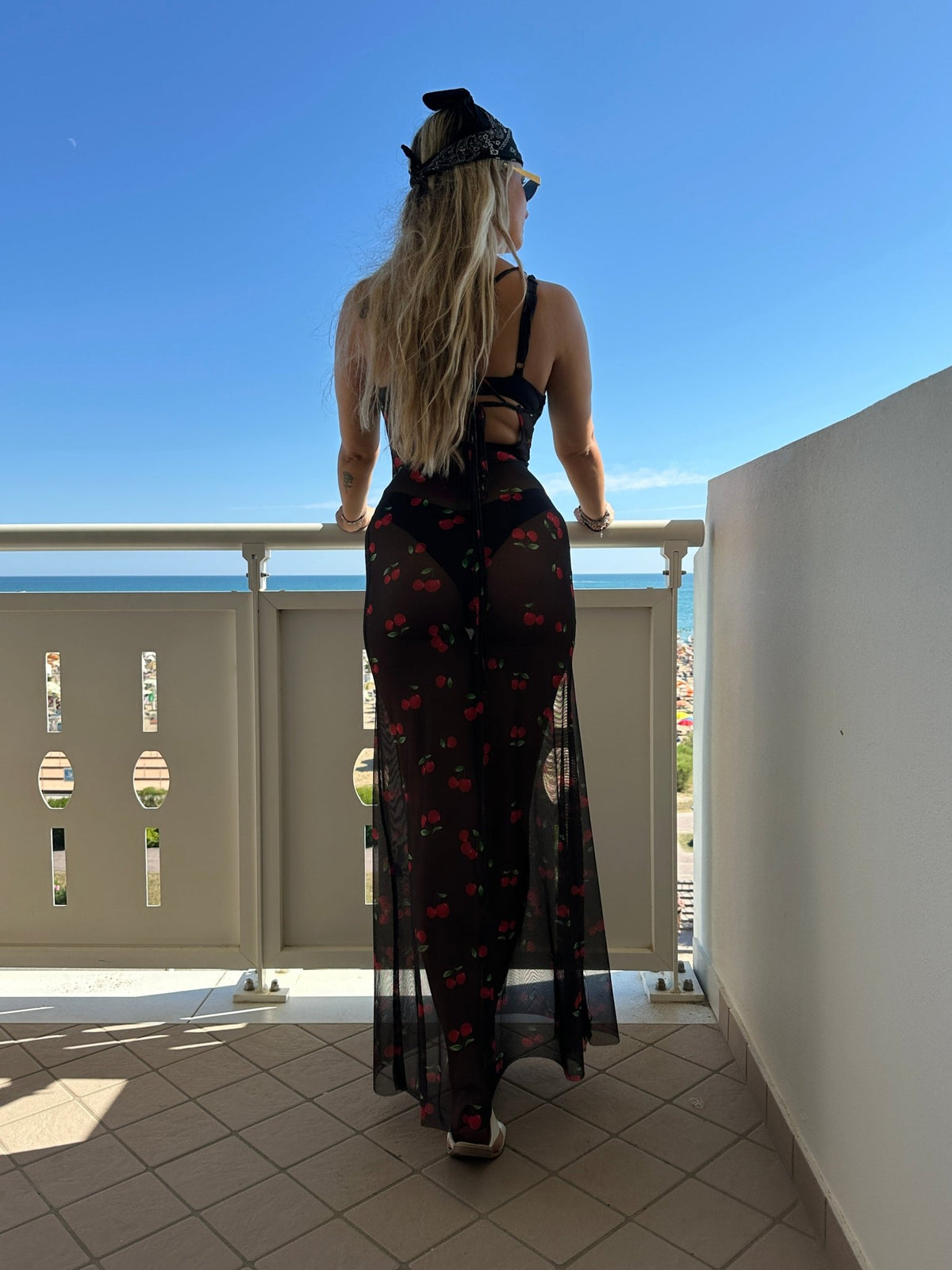 Vestito lungo velato con ciliegie, schiena scoperta e laccetti - Follie by Alice